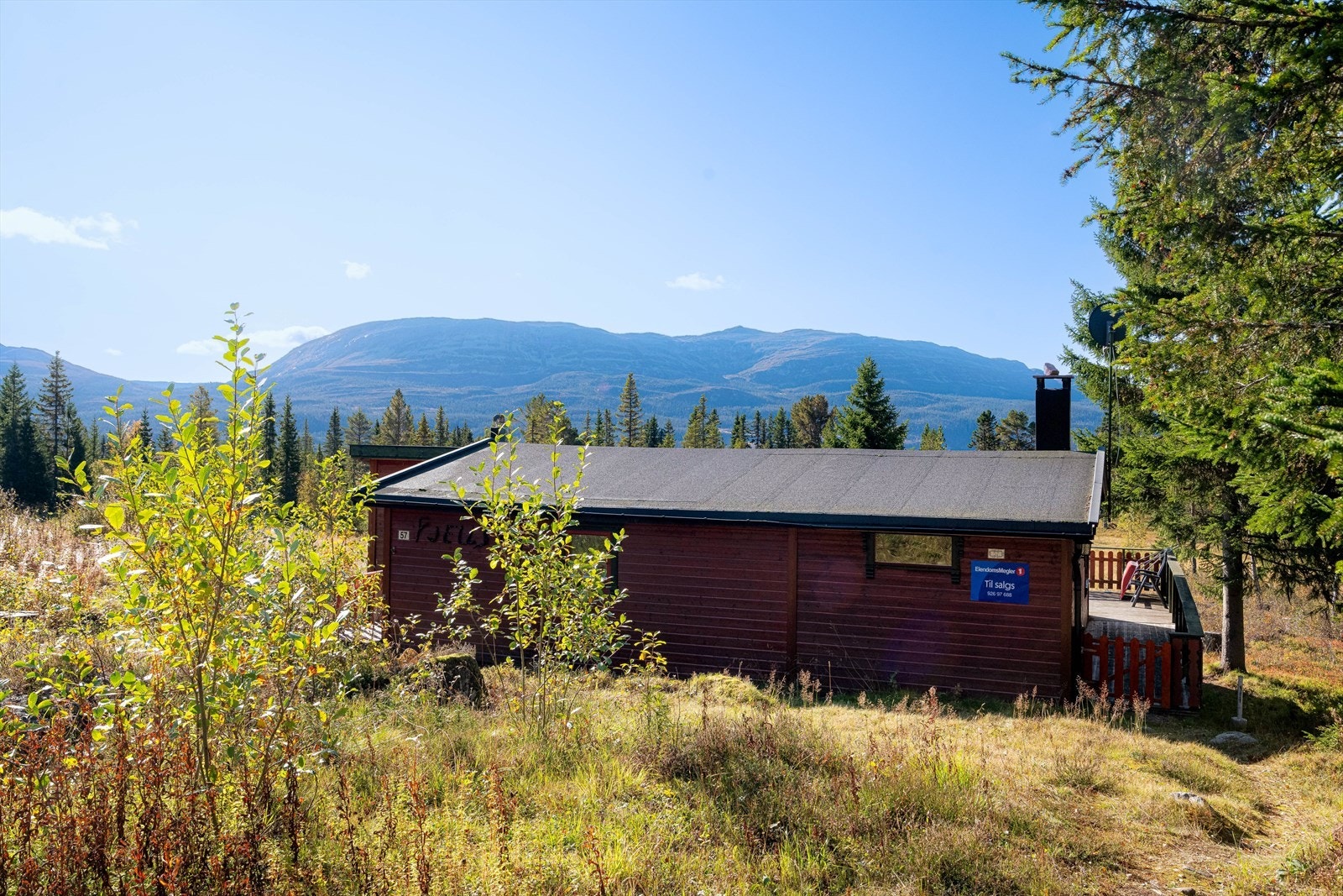 Hytta har en fantastisk og solrik beliggenhet i hjertet av Telemark, ca. 780 m.o.h., i et idyllisk, landlig og naturskjønt område. Galleribilde