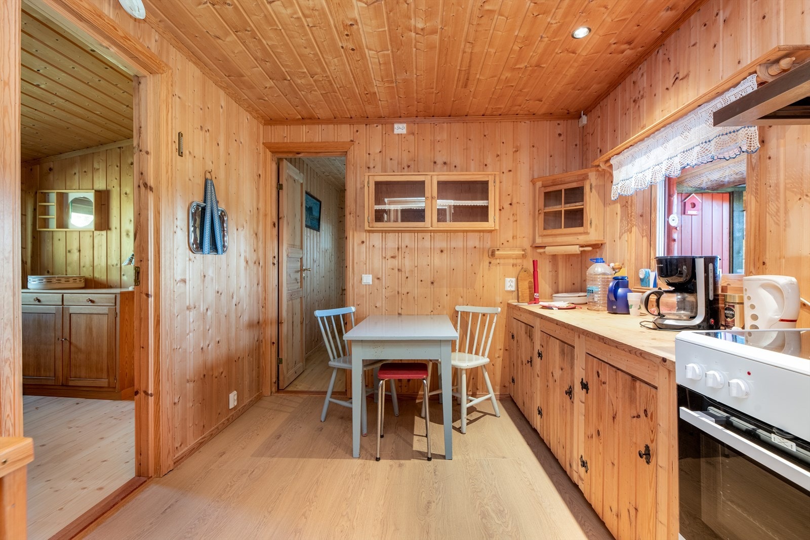På kjøkkenet er det en liten spiseplass, samt enkel kjøkkeninnredning med avsatt plass til frittstående hvitevarer. Galleribilde