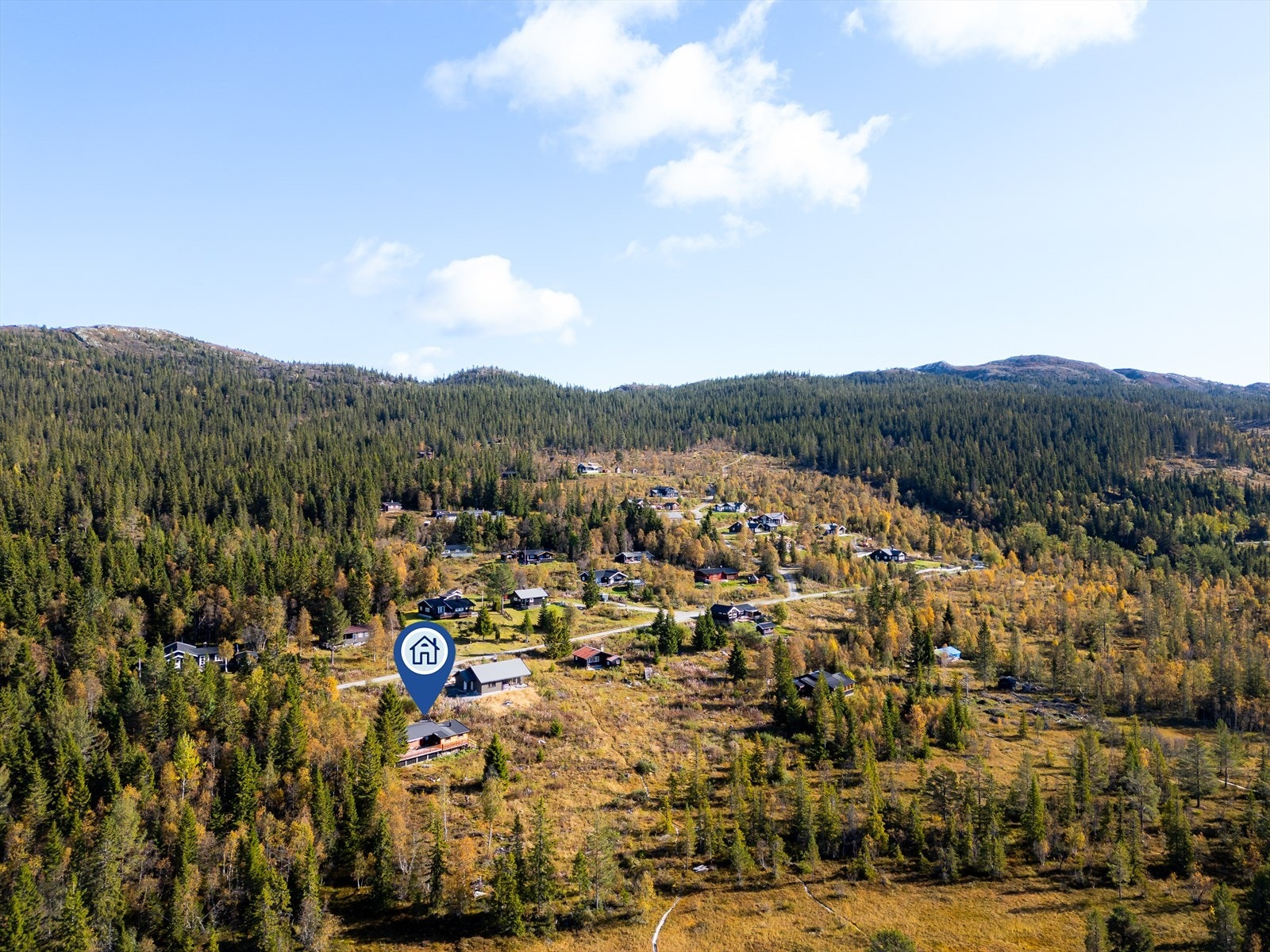 Stamvegen E 134 går gjennom kommunen og er med på å sikre gode kommunikasjoner både mot øst og vest.
Ønsker man alt av bymessige fasiliteter ligger Seljord ca. 25 minutter unna med bil og Notodden ca. 40 minutter. Galleribilde