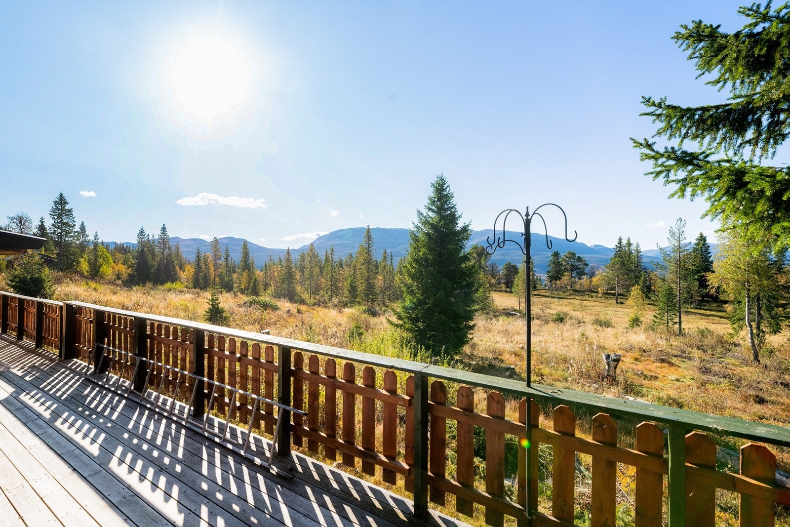 Koselig hytte med solrik og flott beliggenhet i Hjartdal, med fantastisk utsikt utover mot Mælefjell og Lifjell. Galleribilde