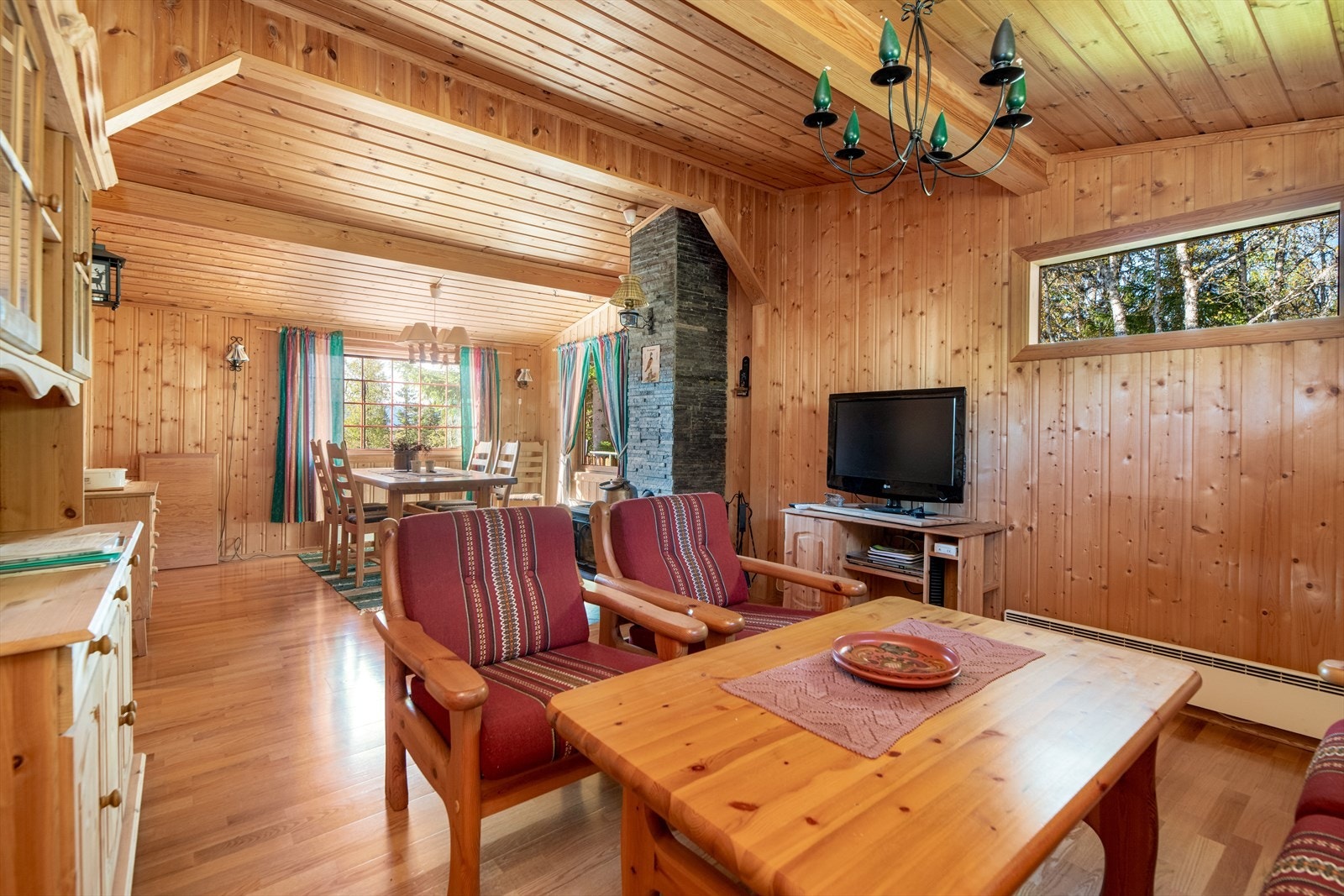 Hytta inneholder gang, stue med god takhøyde, gode møbleringsmuligheter og vedovn, enkelt kjøkken med spiseplass og tre gode soverom. Utvendig adkomst til baderom med dusjkabinett og snurretoalett. Galleribilde