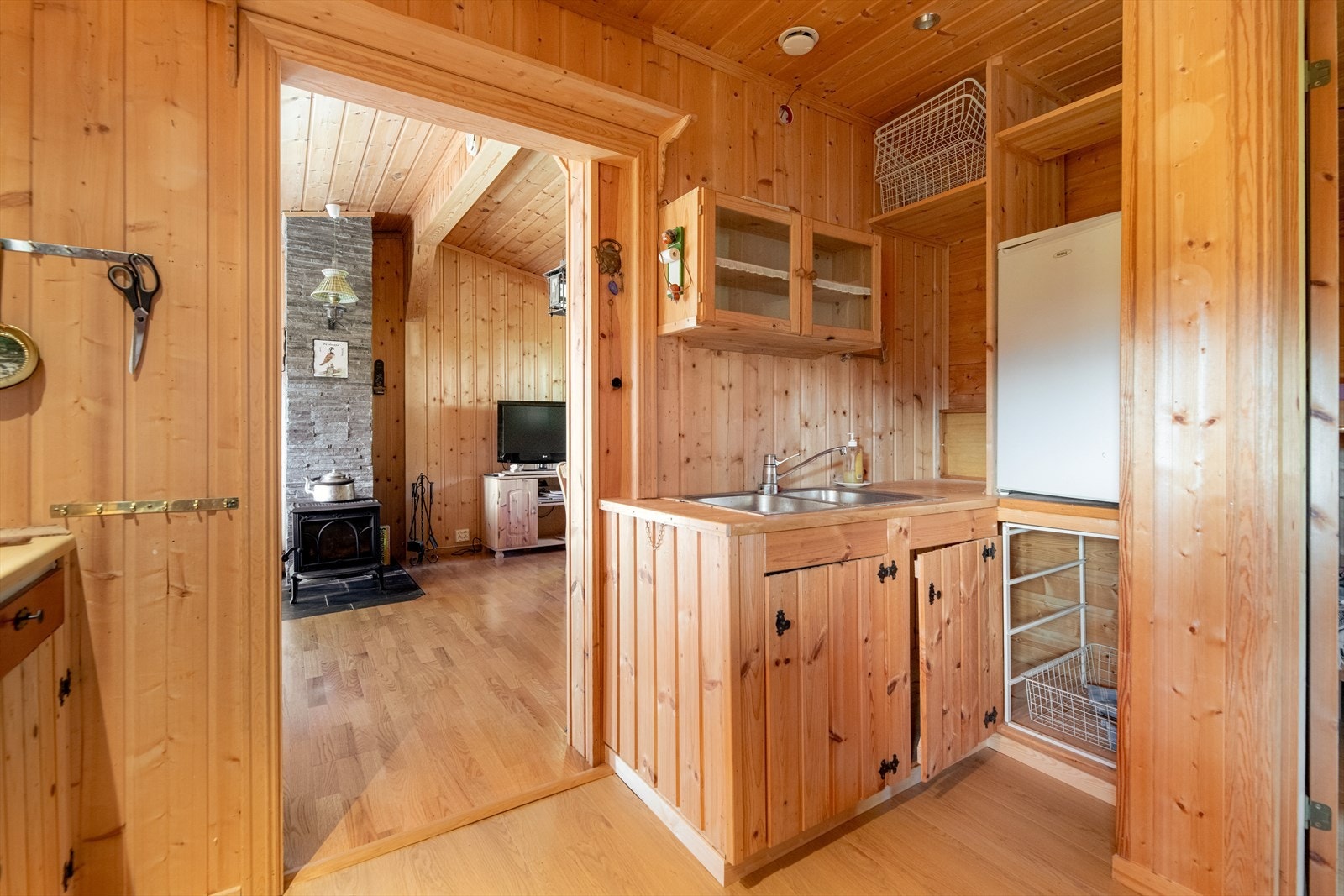 Kjøkkenet har down-light belysning i tak. Galleribilde