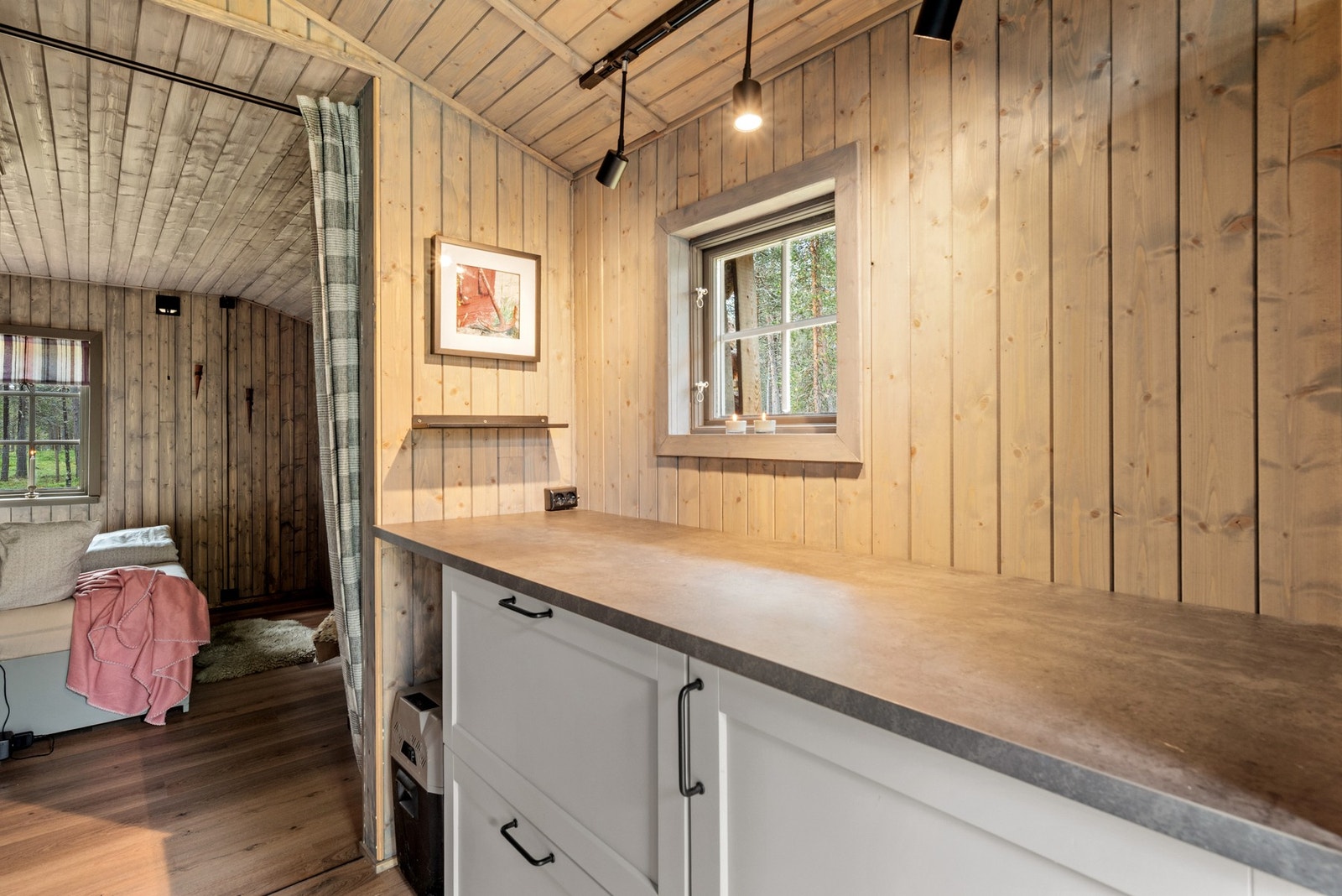 Inngang i annekset med enkel Ikea innredning. Galleribilde