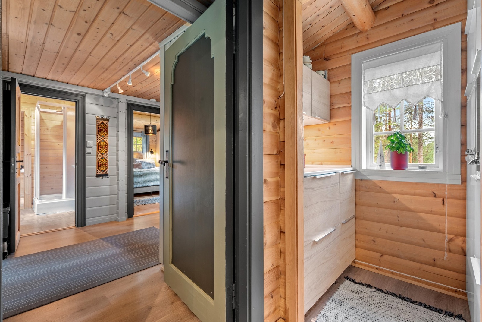 Grovkjøkkenet har enkel innredning med plass til kjøleskap. Galleribilde