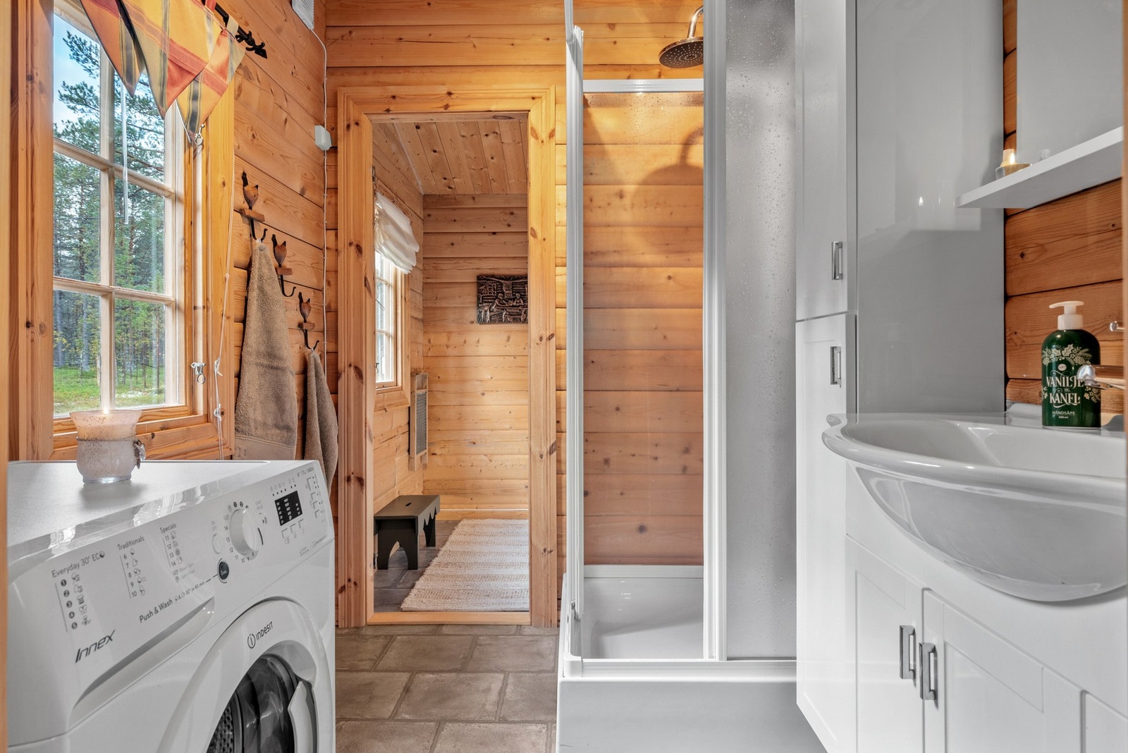 Hyttebad og toalett på 7m². Innredet med servantskap, dusjkabinett og mekanisk avtrekk. Galleribilde