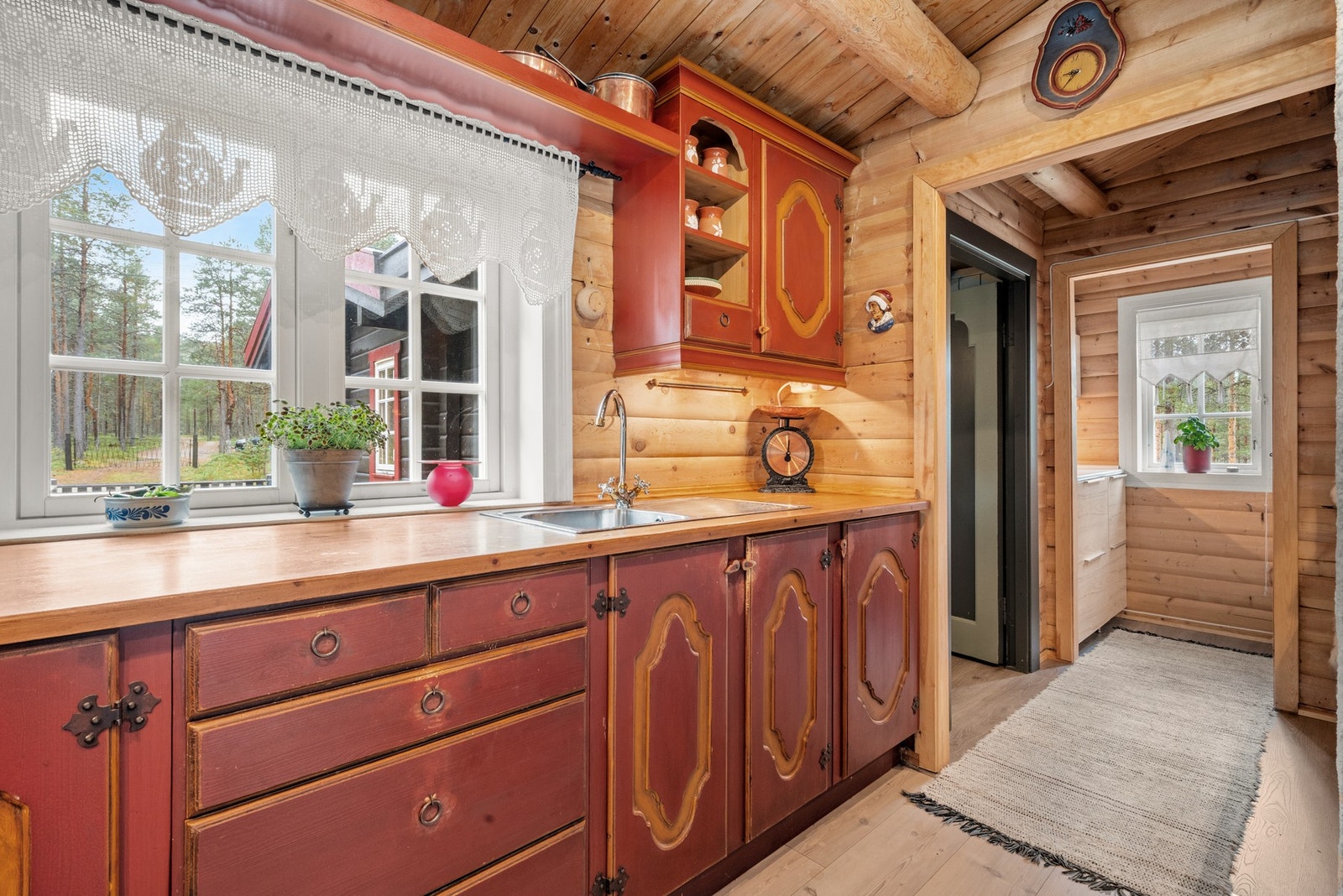 Innredning med kullfiltervifte over stekesonen, komfyrvakt, benkebereder og plass til komfyr. Galleribilde