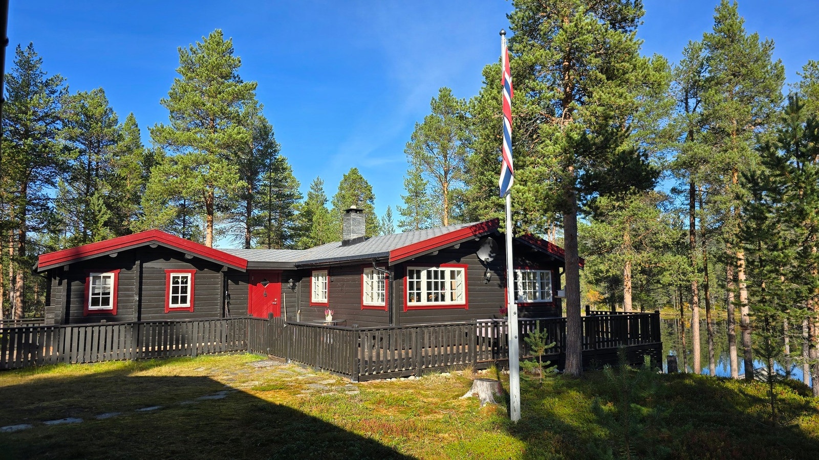Velkommen til Rismoveien 67, presentert av Linda Merete Svee ved EiendomsMegler1! (Foto: Interiørfoto, Haukdal) Galleribilde