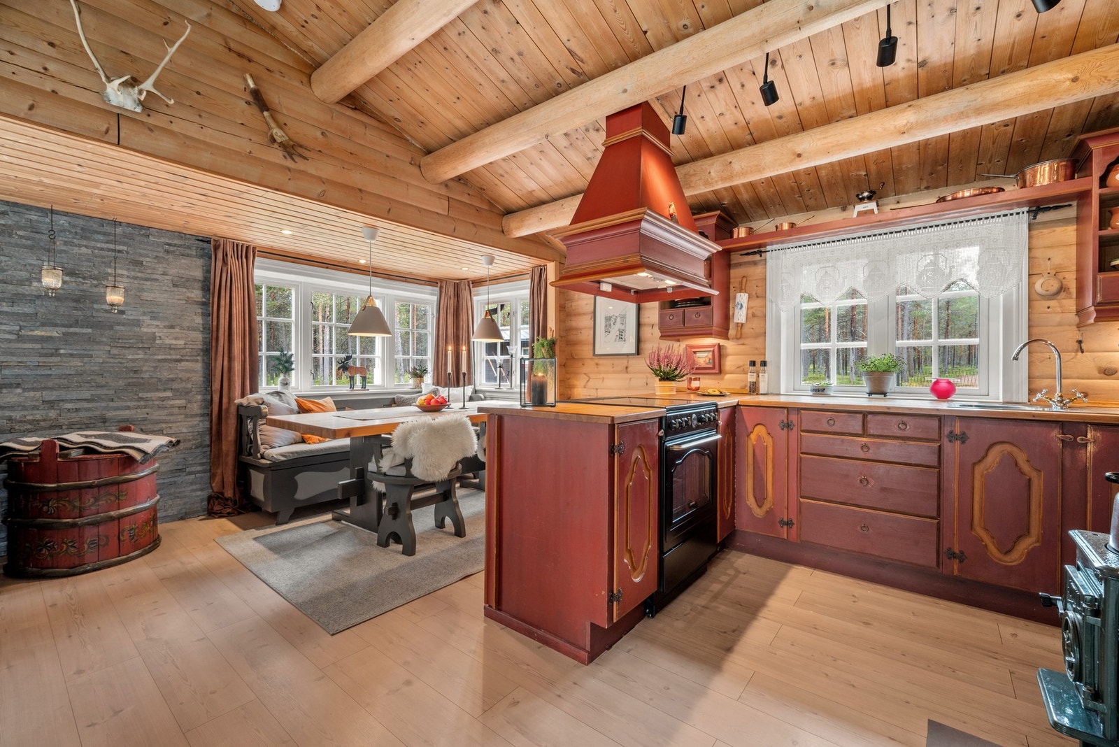 Fint kjøkken, laget av lokalt firma. Galleribilde