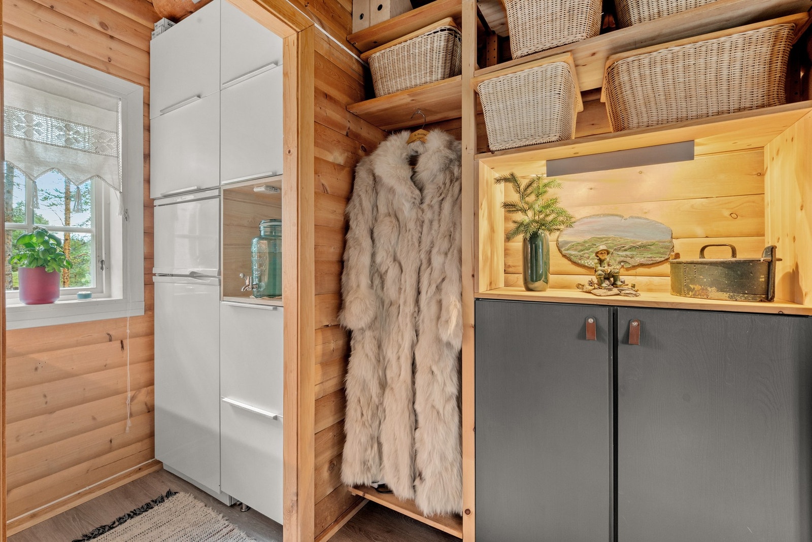 Videre inn i gangen er det et grovkjøkken og plassbygd skap-lagring. Galleribilde