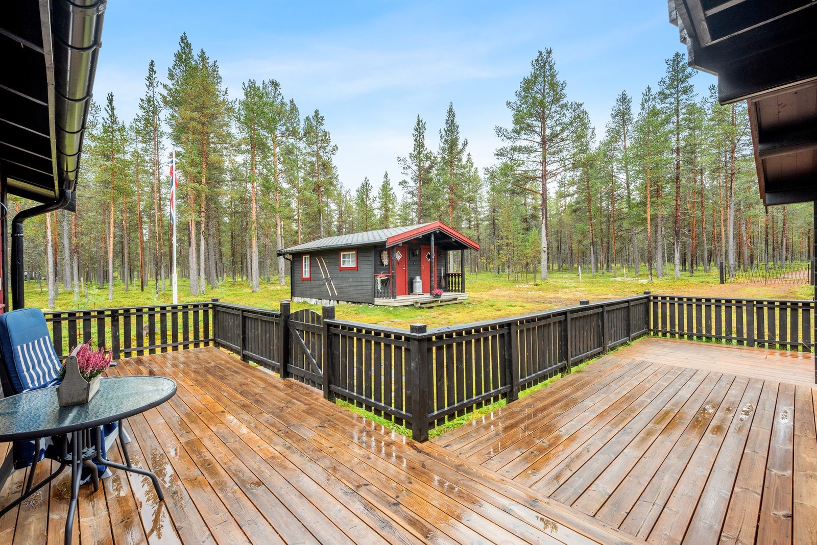 Hytta har en herlig terrasse på 54m². Galleribilde