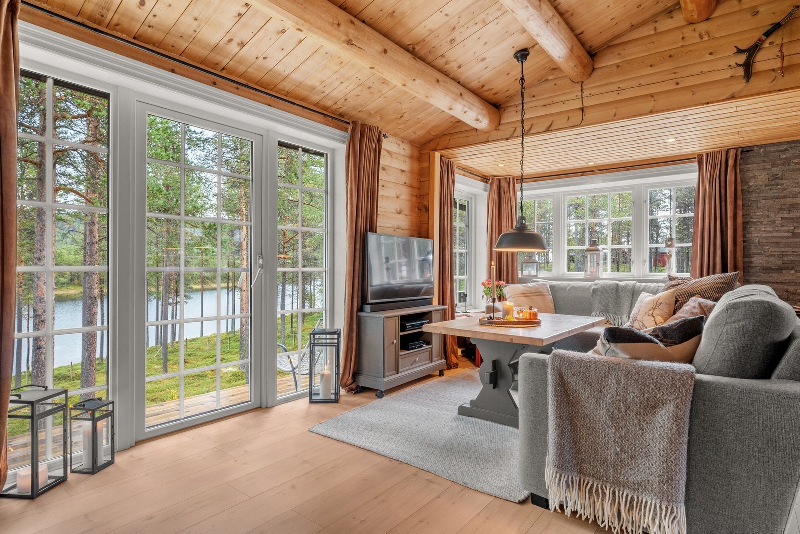 Eiendommen har en rekke gode kvaliteter og beliggenheten er en av de. Galleribilde