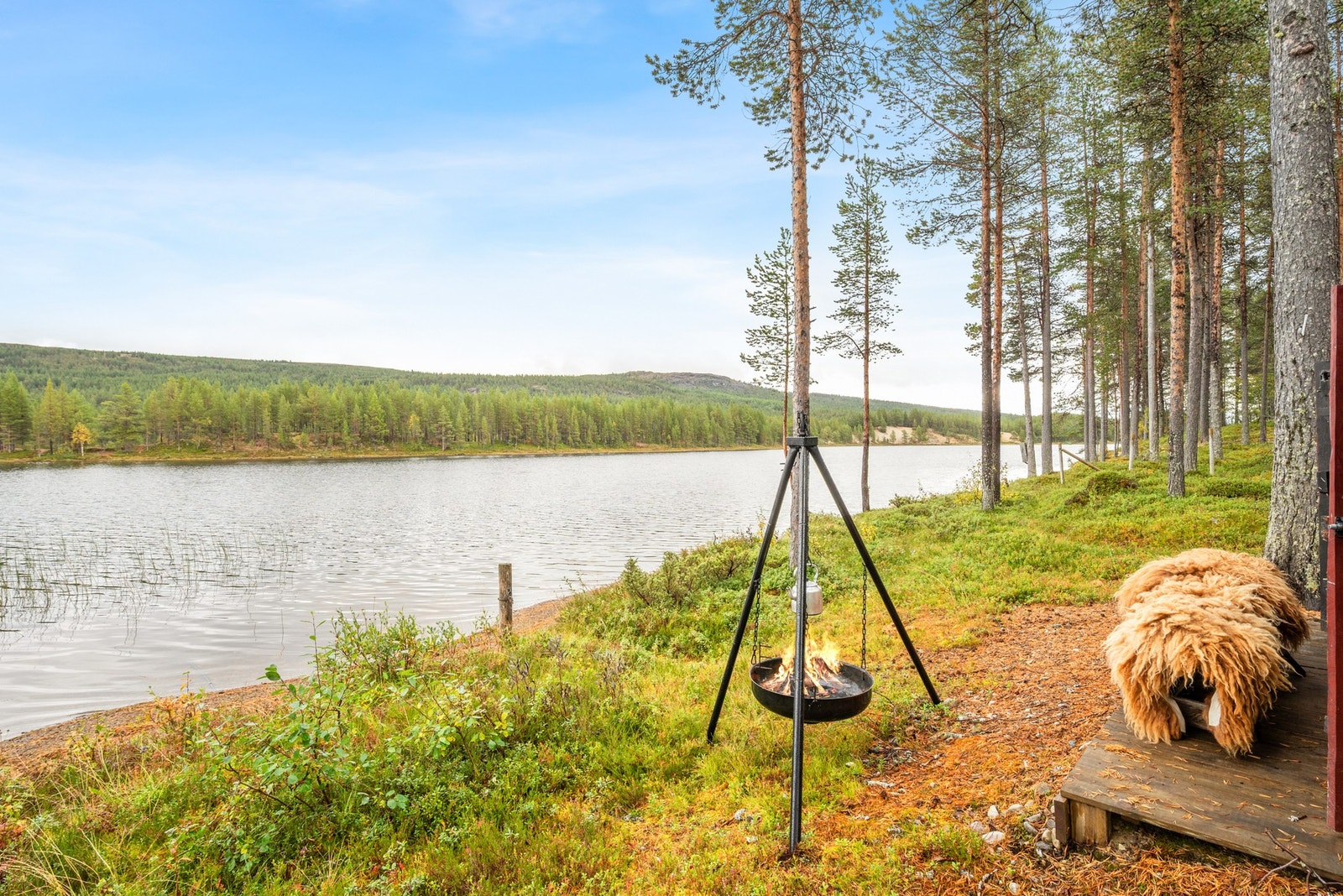 Fra eiendommen har man direkte adgang til Rismosjøen. Galleribilde