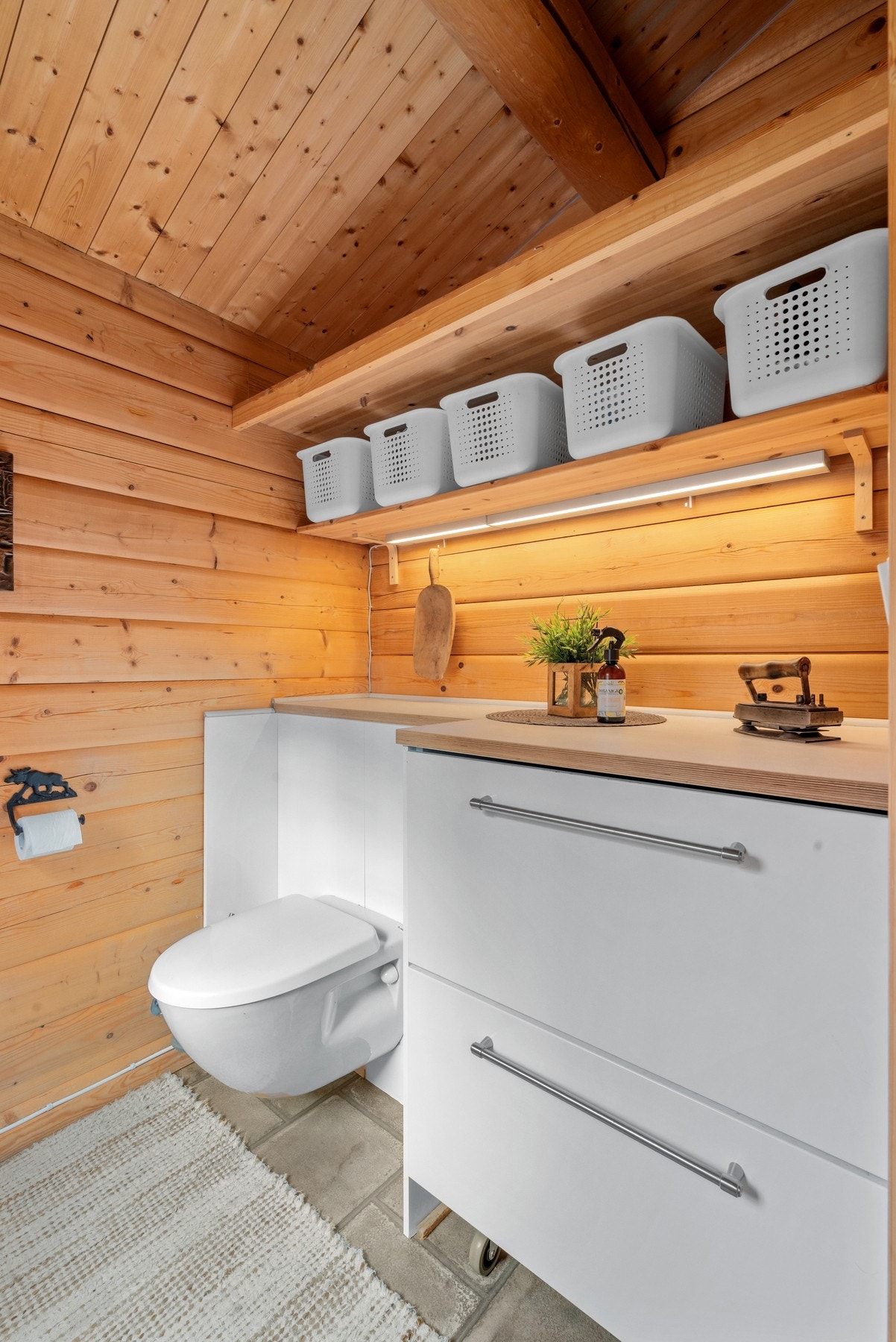 Toalettrommet har vakumstoalett. Galleribilde