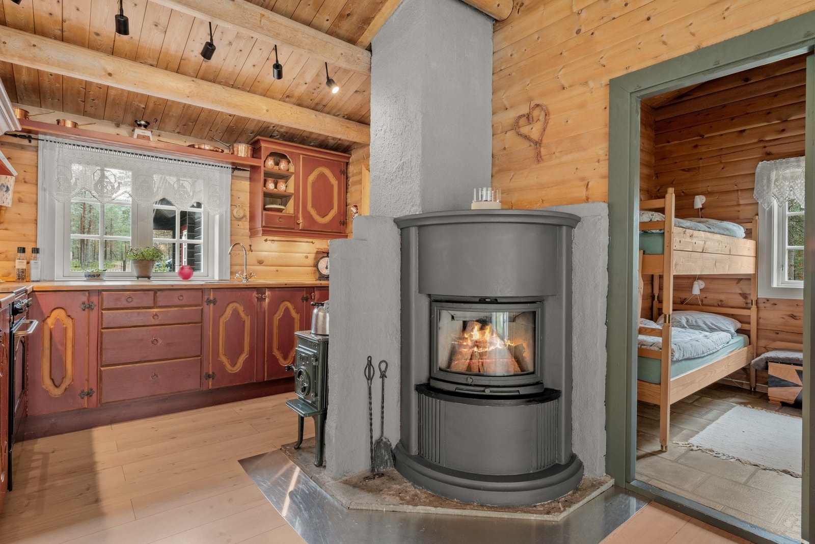 Det er elektrisk oppvarming og vedovn som oppvarmingskilder. Galleribilde