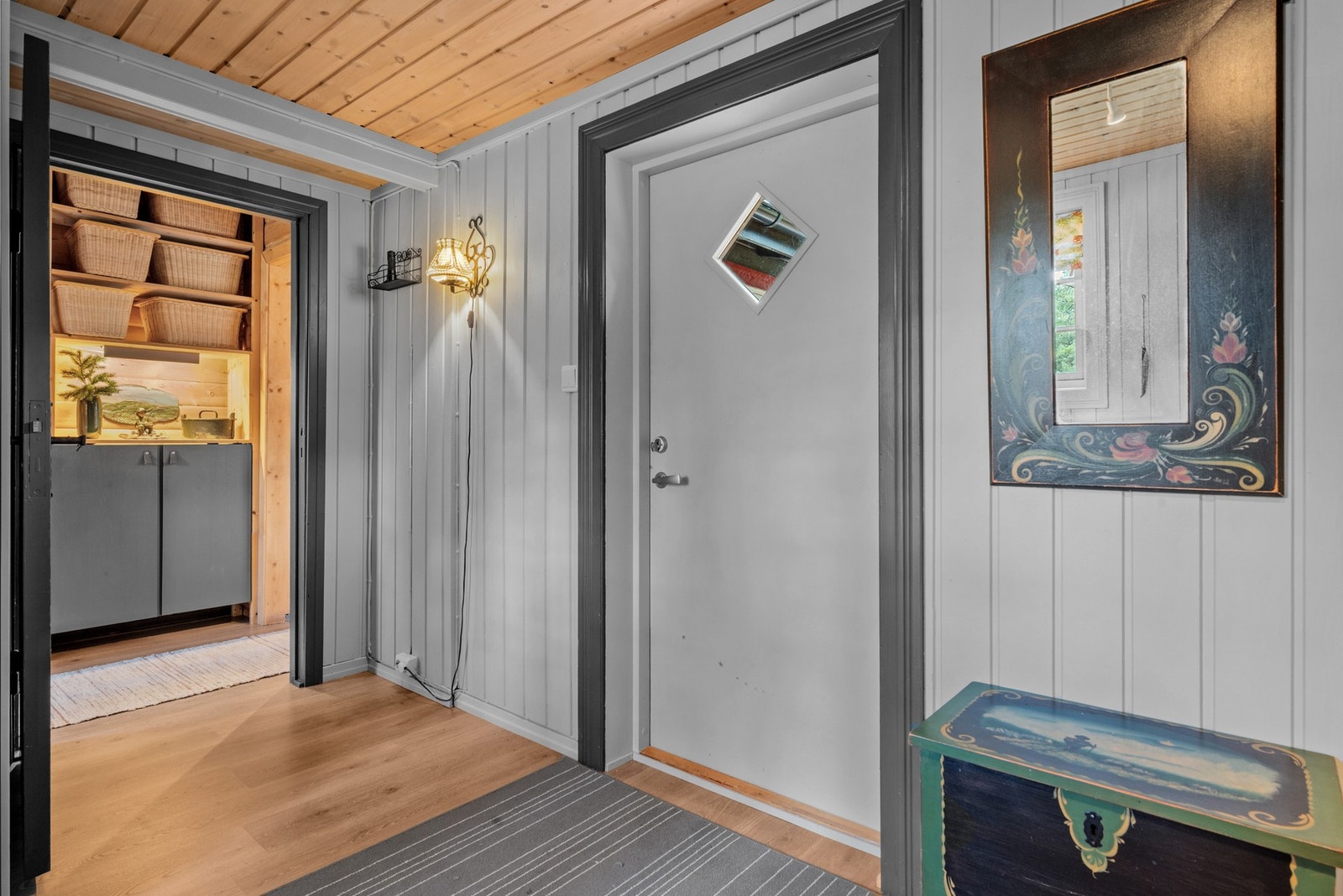 Her kommer du inn i en flott og romslig entre med skyvedørsgarderobe. Galleribilde