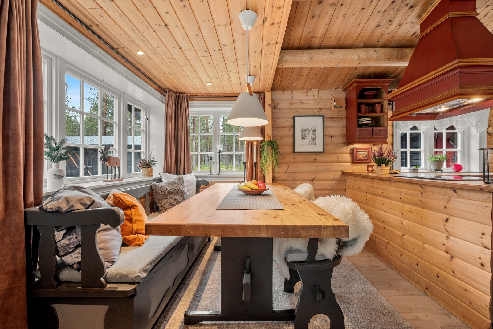 Spisegruppen finner sin naturlige plass ved kjøkkenet. Galleribilde