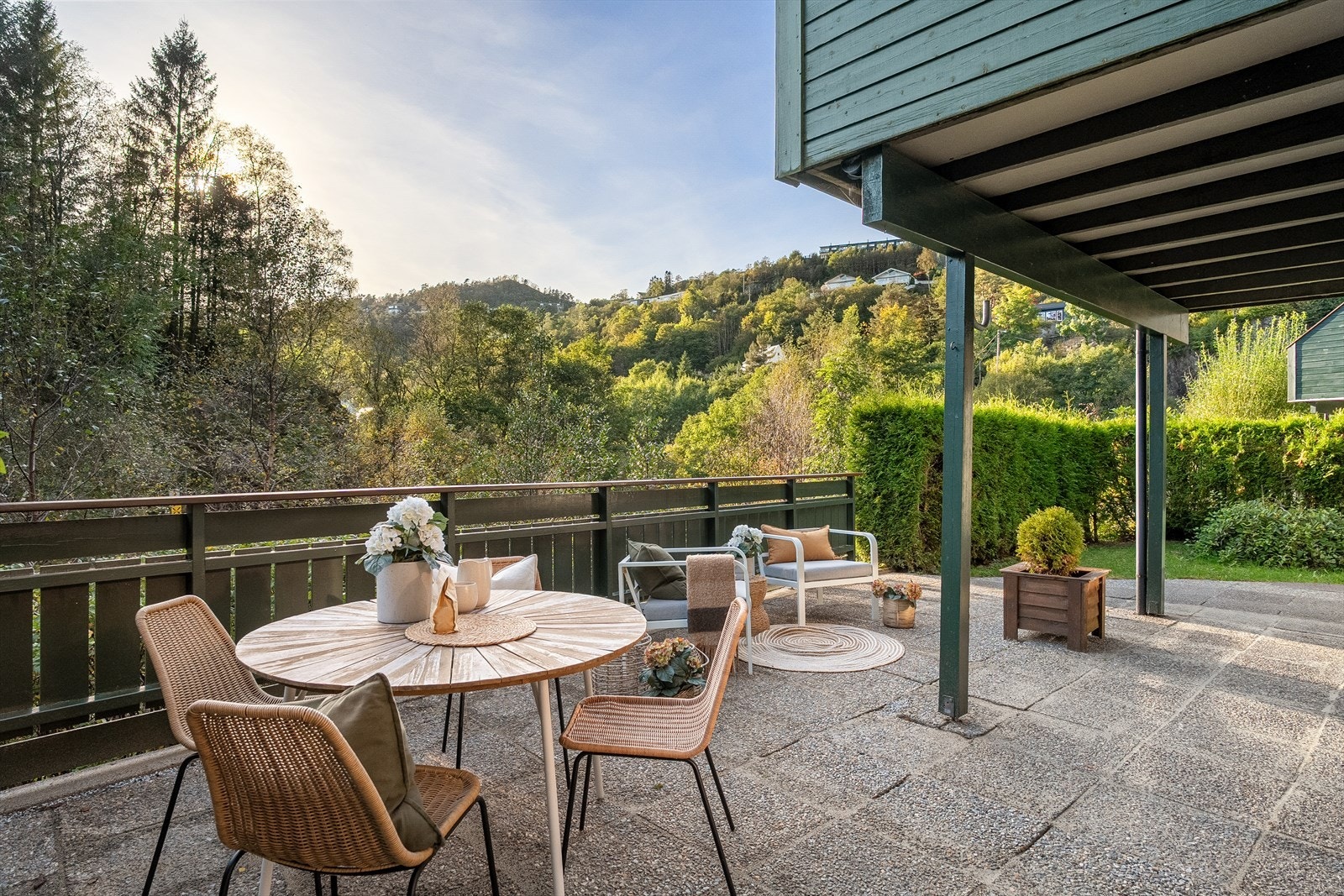 Leiligheten har en stor, hellebelagt terrasse. Galleribilde