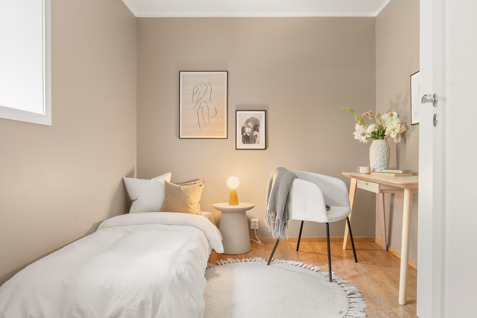 Soverom nr. 2 passer perfekt til barnerom. Her er det god plass til å innrede med seng, nattbord og skrivepult. Galleribilde