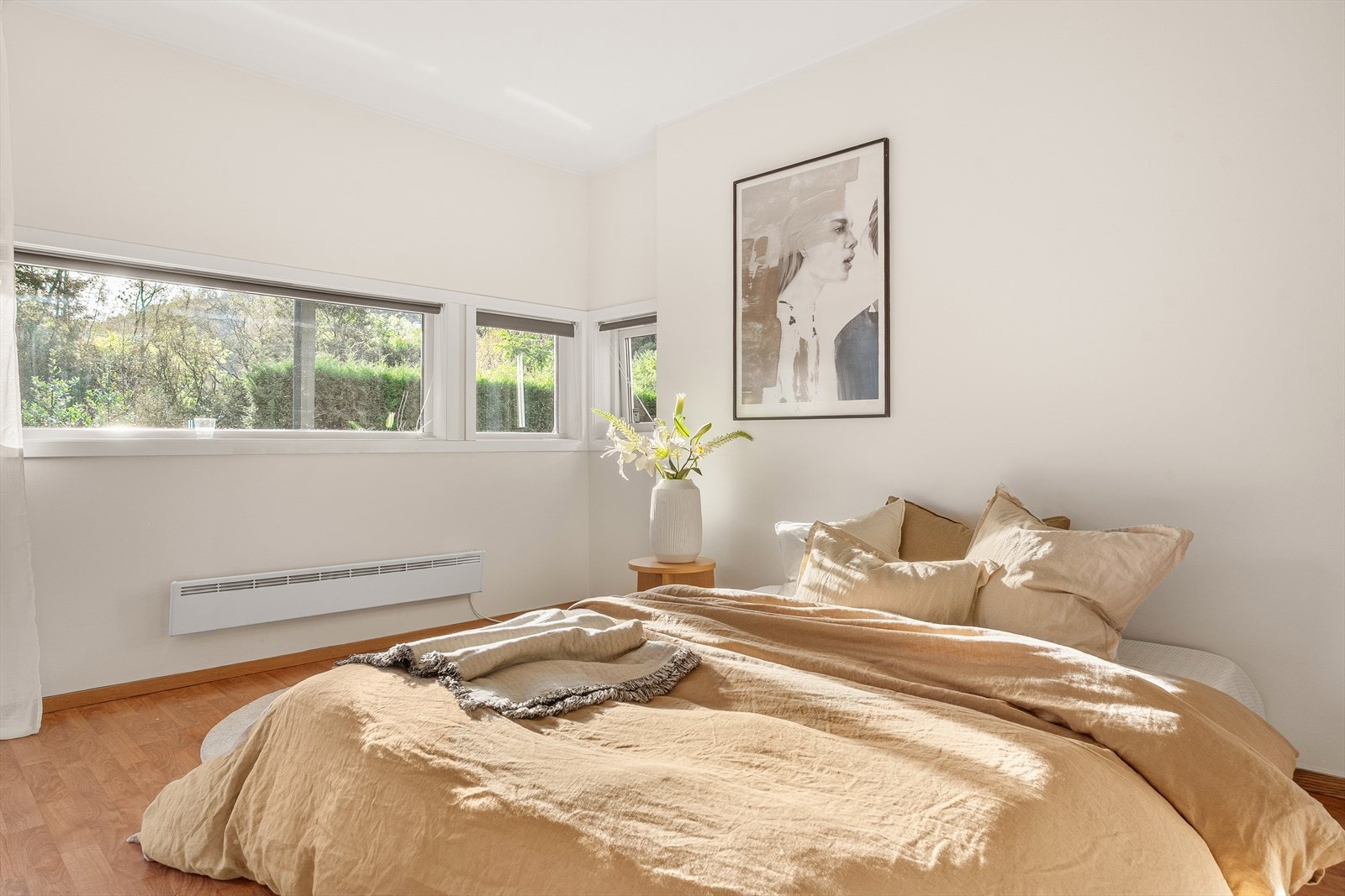 Her er det god plass til å innrede med stor dobbeltseng og nattbord. Galleribilde