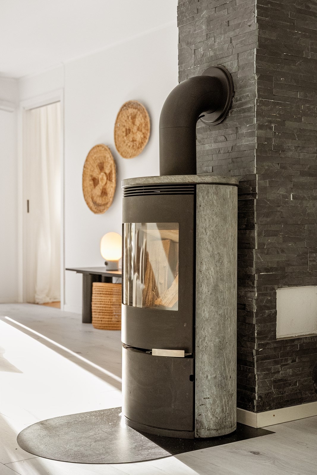 Det er både peisovn og varmepumpe i stue. Galleribilde