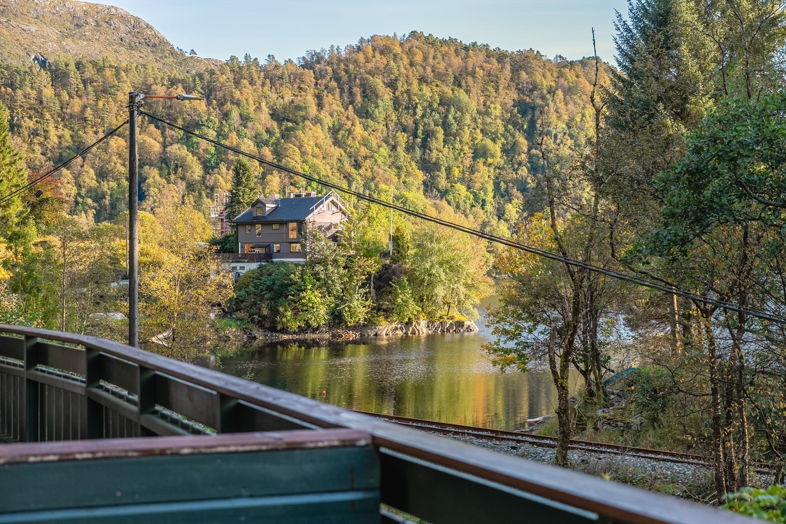Leiligheten ligger i enden av feltet og har fin natur rundt. Galleribilde