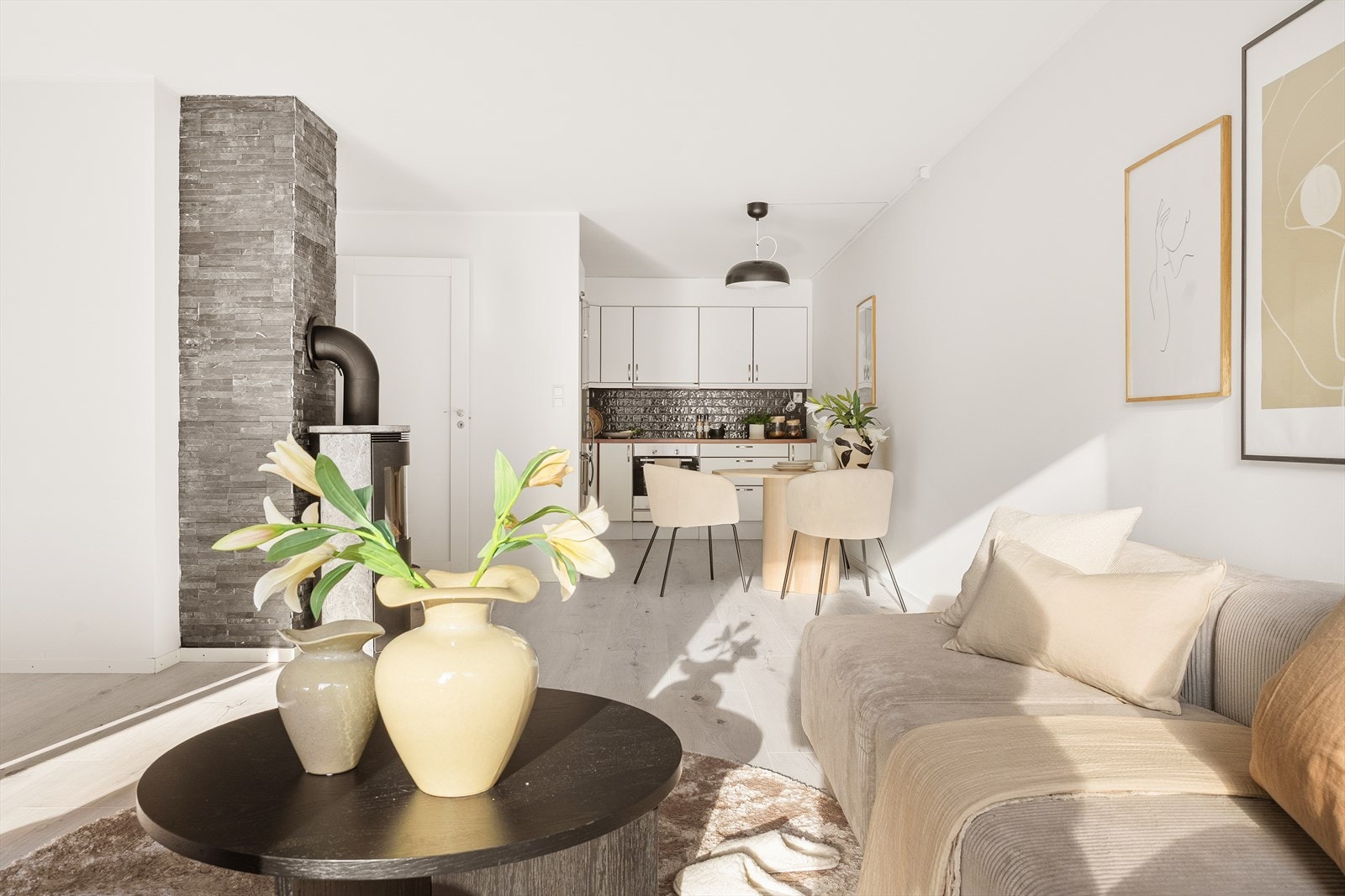 Åpen kjøkkenløsning mot stue. Galleribilde