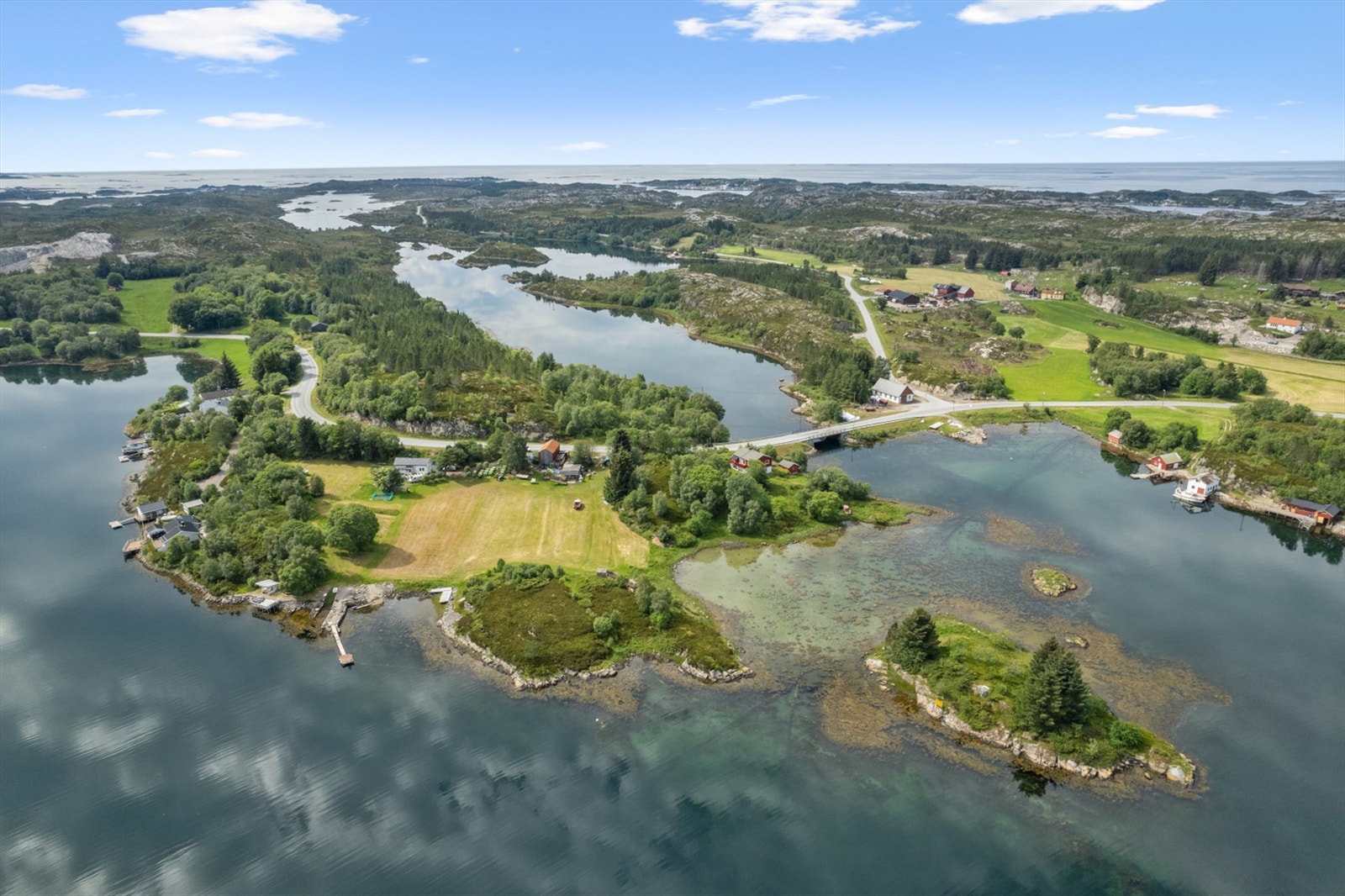 Et idyllisk småbruk beliggende i flotte Averøy med egen strandlinje, øy og driftsbygning. Galleribilde