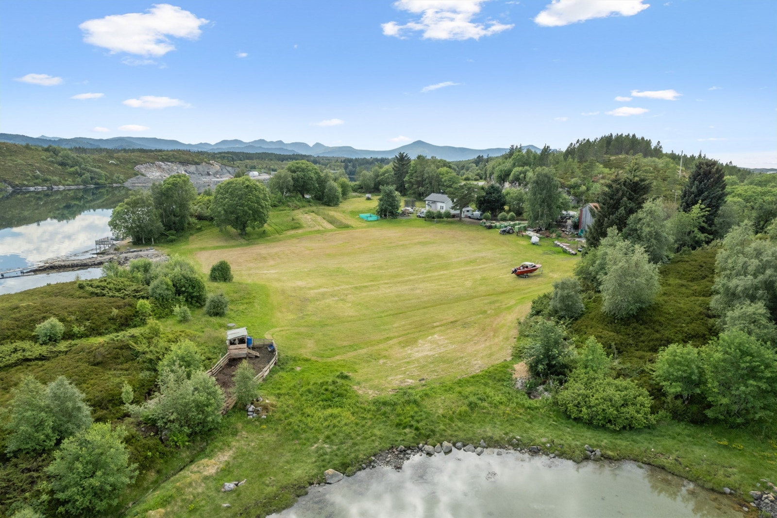 Eiendommen har ca 6,1 daa
fulldyrka jord. Galleribilde