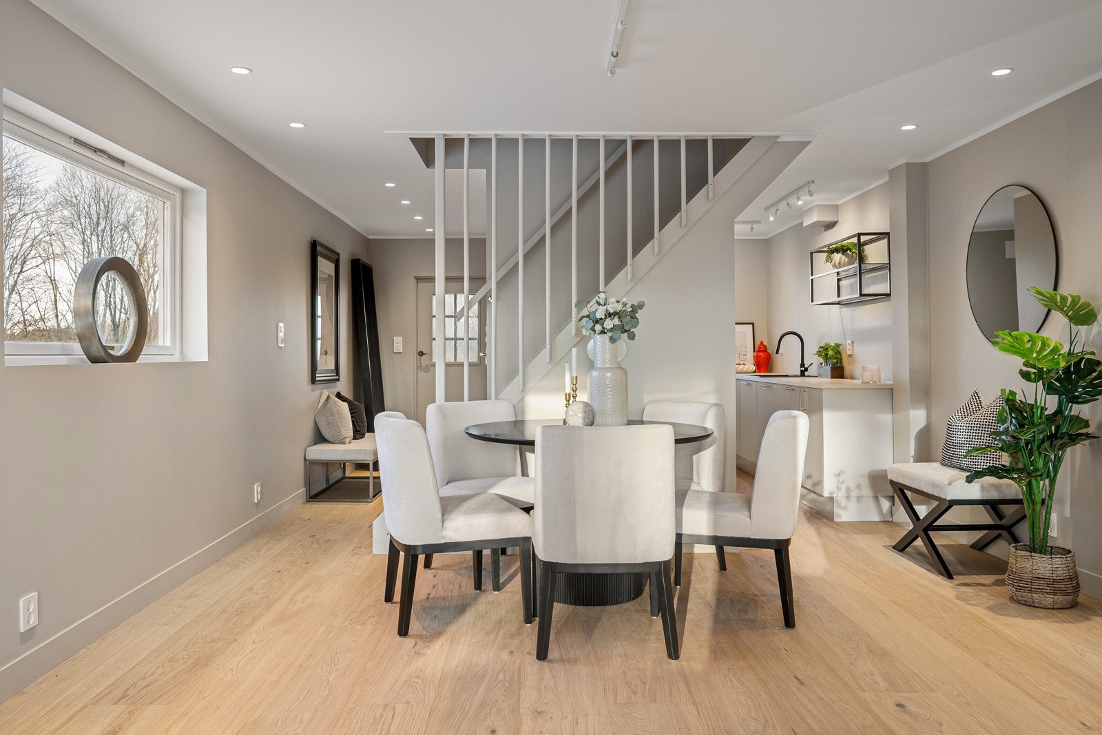 Med god plass til spisebord er rommet ideelt for både avslapning og sosiale sammenkomster Galleribilde