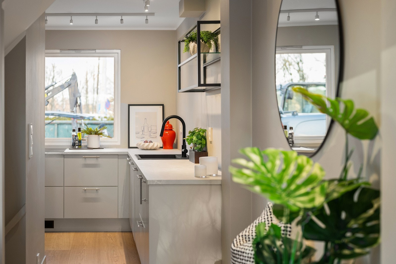 Moderne åpen løsning mellom kjøkken og stue Galleribilde