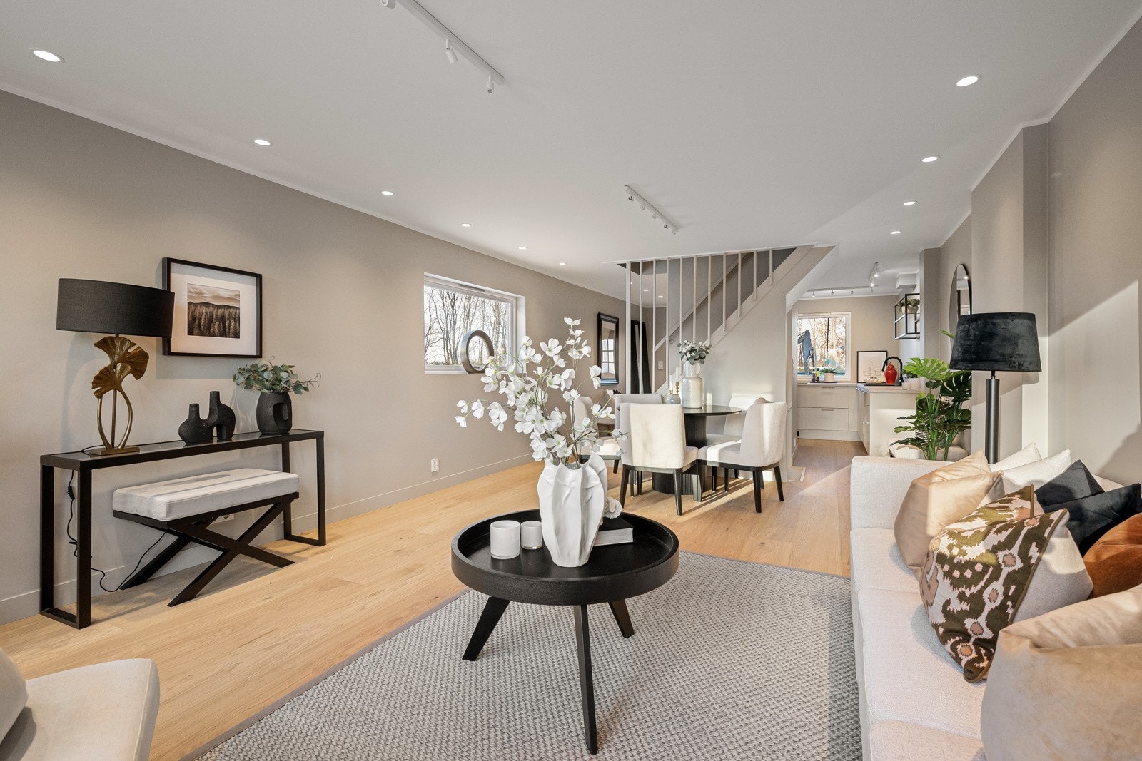 Boligens gulvflater er lagt i lekker 1-stavs parkett, med 6 mm lyddmempende og isolerende underlag. Galleribilde