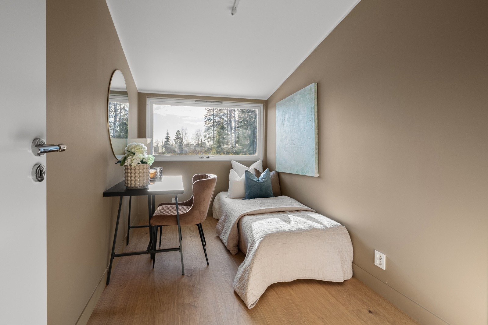 Soverommene er gjennomgående lyse og delikate, med gode løsninger for oppbevaring og møblering. Galleribilde