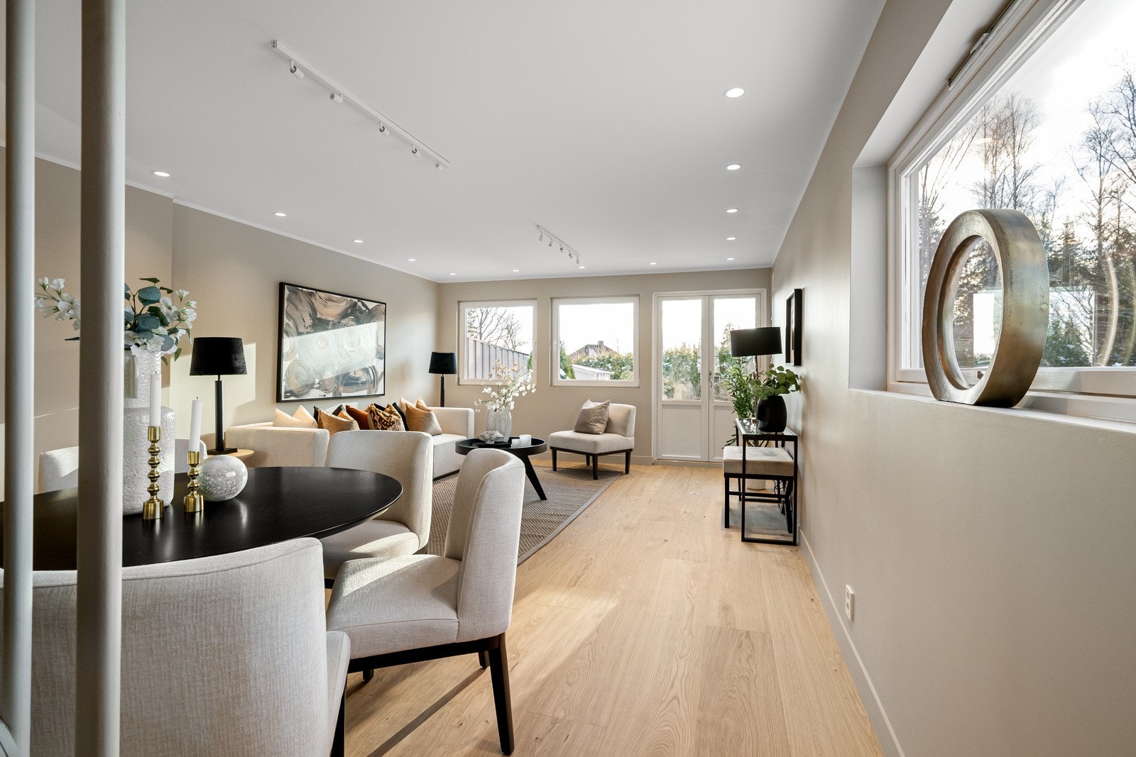 Stuen oppleves som romslig, med plass for innredning i diverse soner, med god plass til både sofainnredning, spisebord og annet stuemøblement. Galleribilde