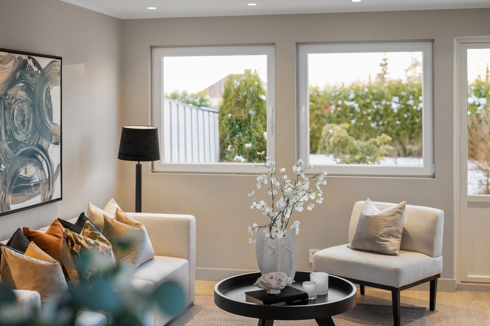 Store vindusflater tilfører stuen rikelig med naturlig lys og en særdeles god romfølelse Galleribilde