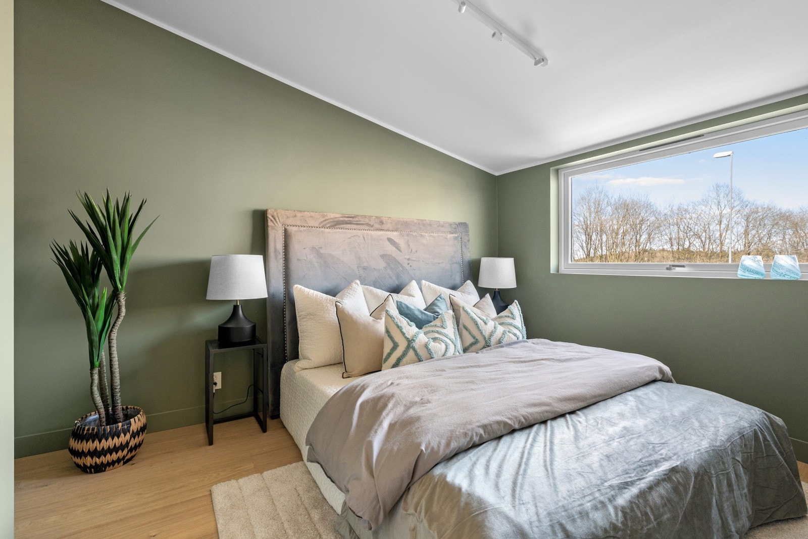 I boligens andre etasje finner du tre flotte soverom, alle med en lun og harmonisk fargepalett som skaper en behagelig atmosfære Galleribilde