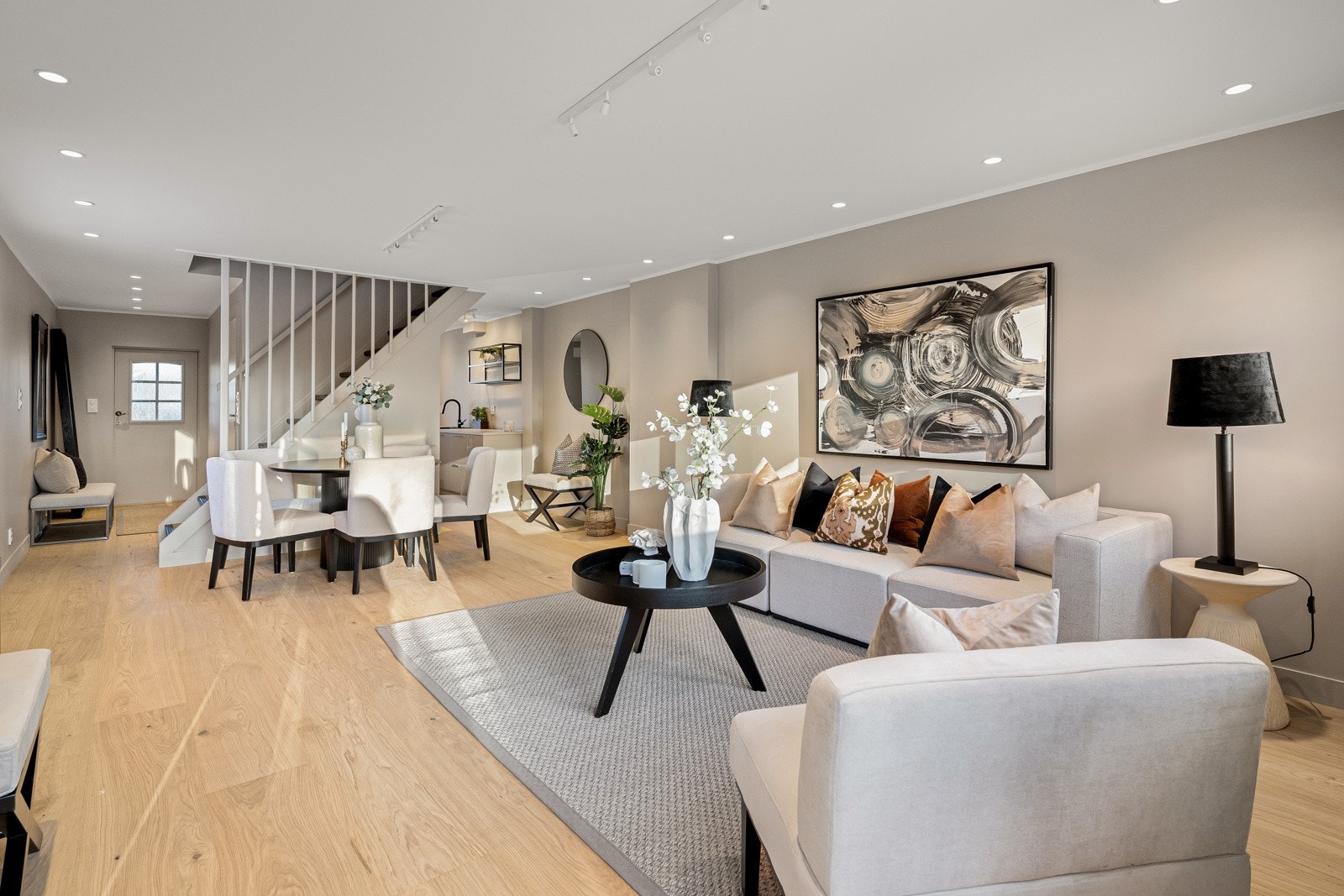 Boligen har gjennomgått omfattende oppgradering i 2025, med nye innvendige overflater, kjøkken, våtrom og elektrisk anlegg. Galleribilde