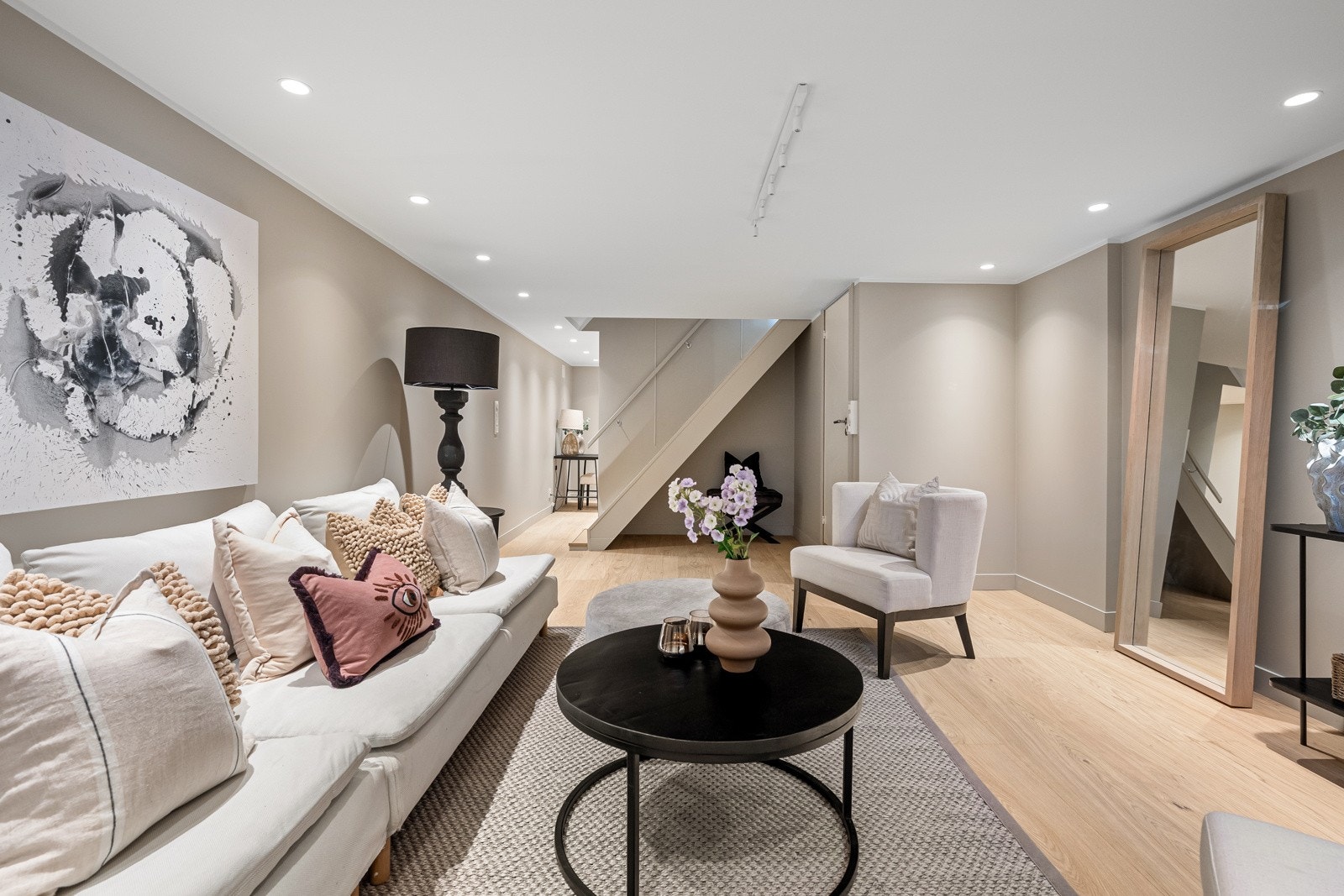 Rommet har god størrelse og egner seg godt som et ekstra sosialt samlingspunkt for hele familien. Galleribilde