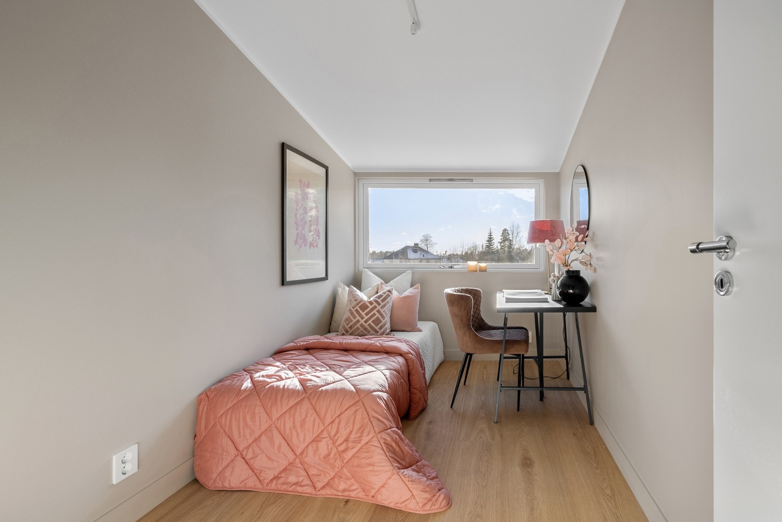 De to andre soverommene har også en lys og innbydende utførelse, med plass til både seng og skrivebord Galleribilde