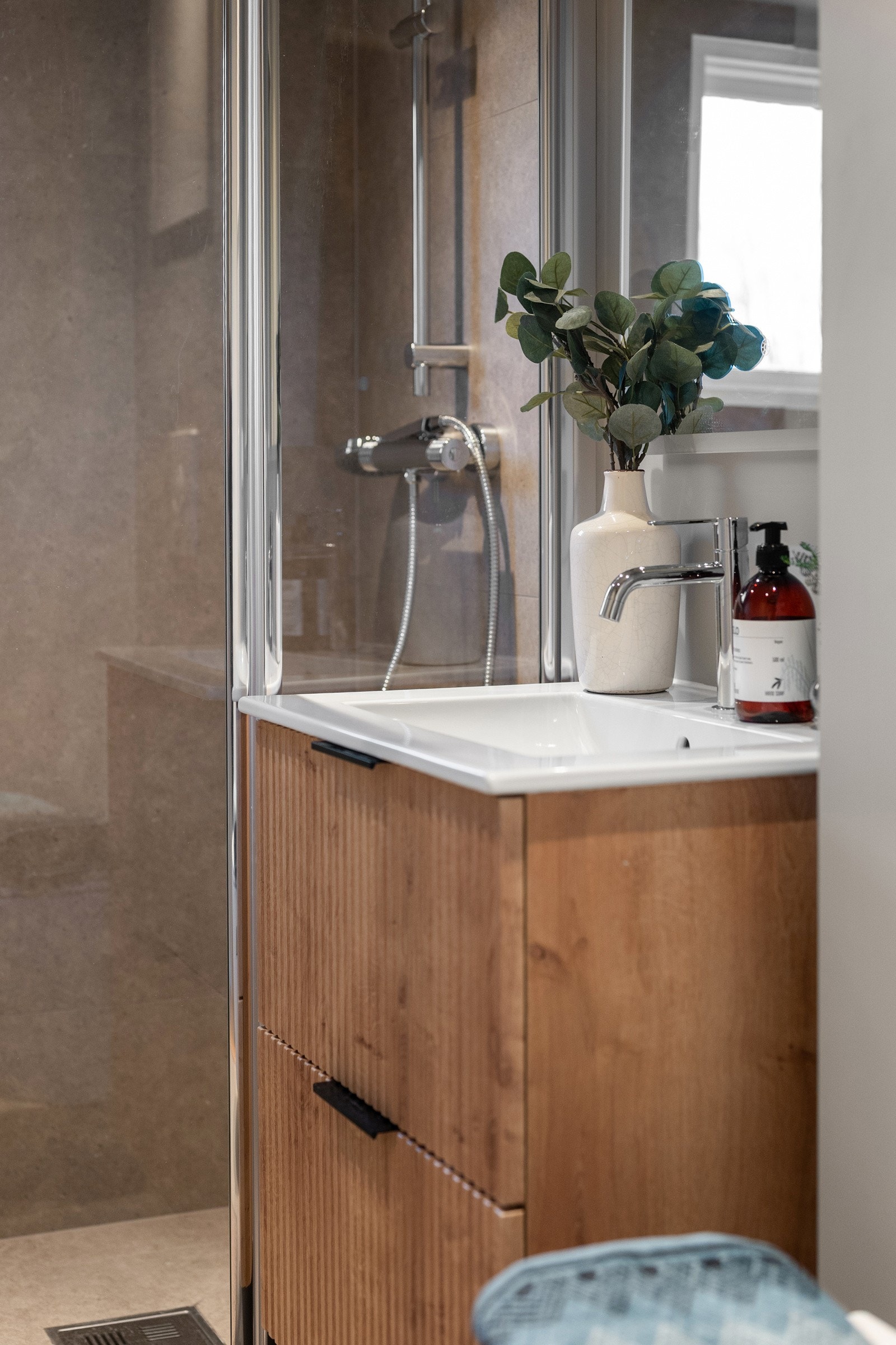 Badet ble modernisert i 2025 og fremstår som nytt, med kvalitetsmaterialer og stilrene løsninger. Galleribilde