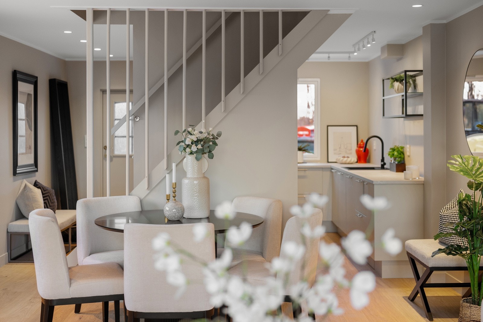 Gjennomgående lekker fargepalett og innholdsrik planløsning over 3 plan Galleribilde