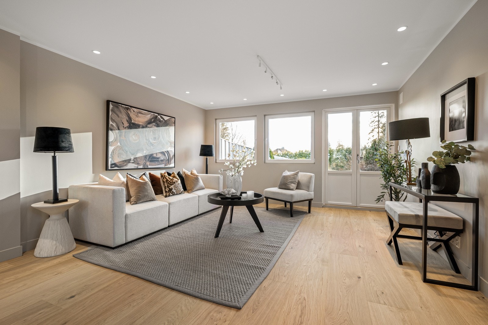 Moderne og pent oppusset enderekkehus, med gjennomgående høy standard på overflater, innredninger og utstyr. Galleribilde