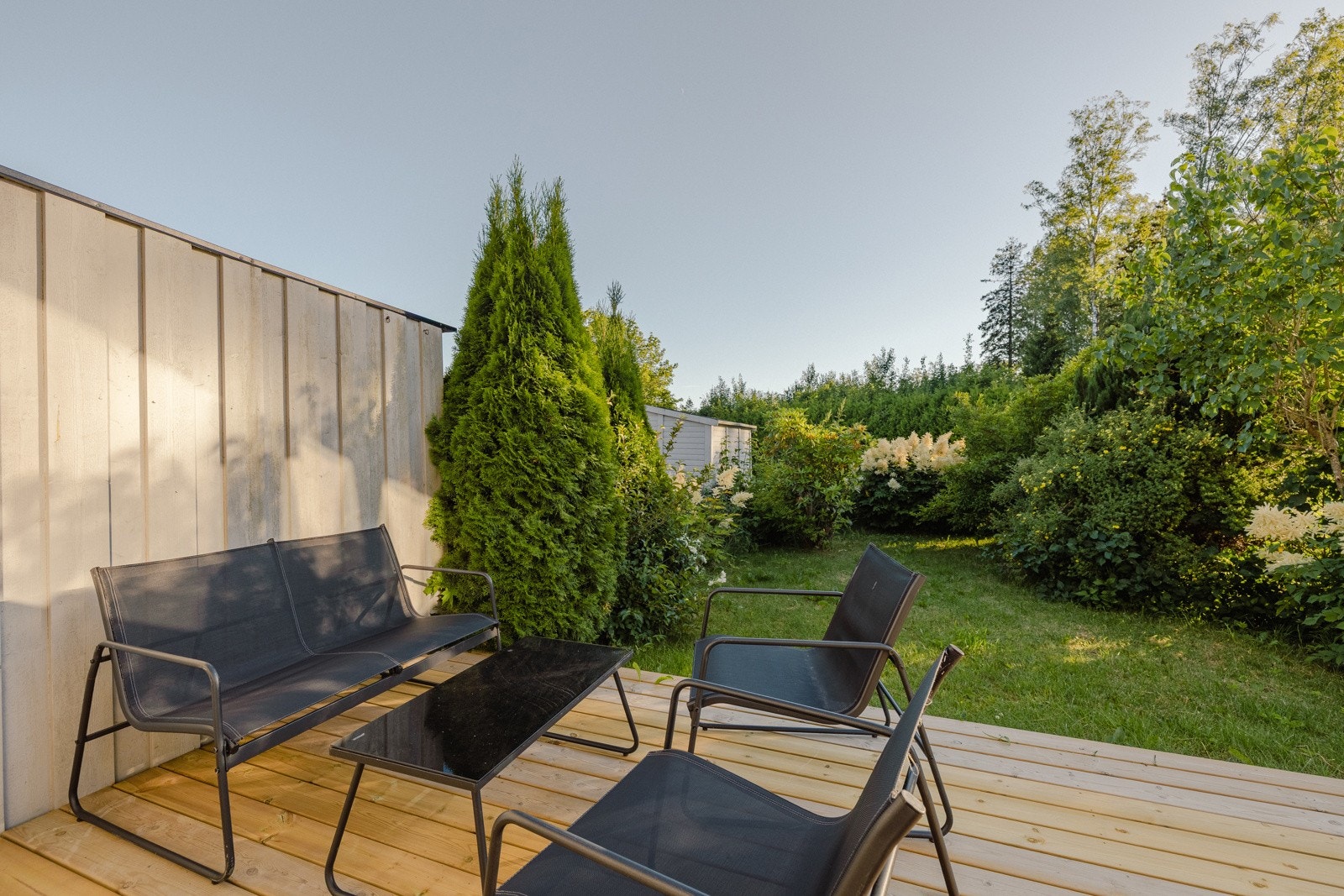 Fra stuen er det utgang til flotte utendørsarealer Galleribilde