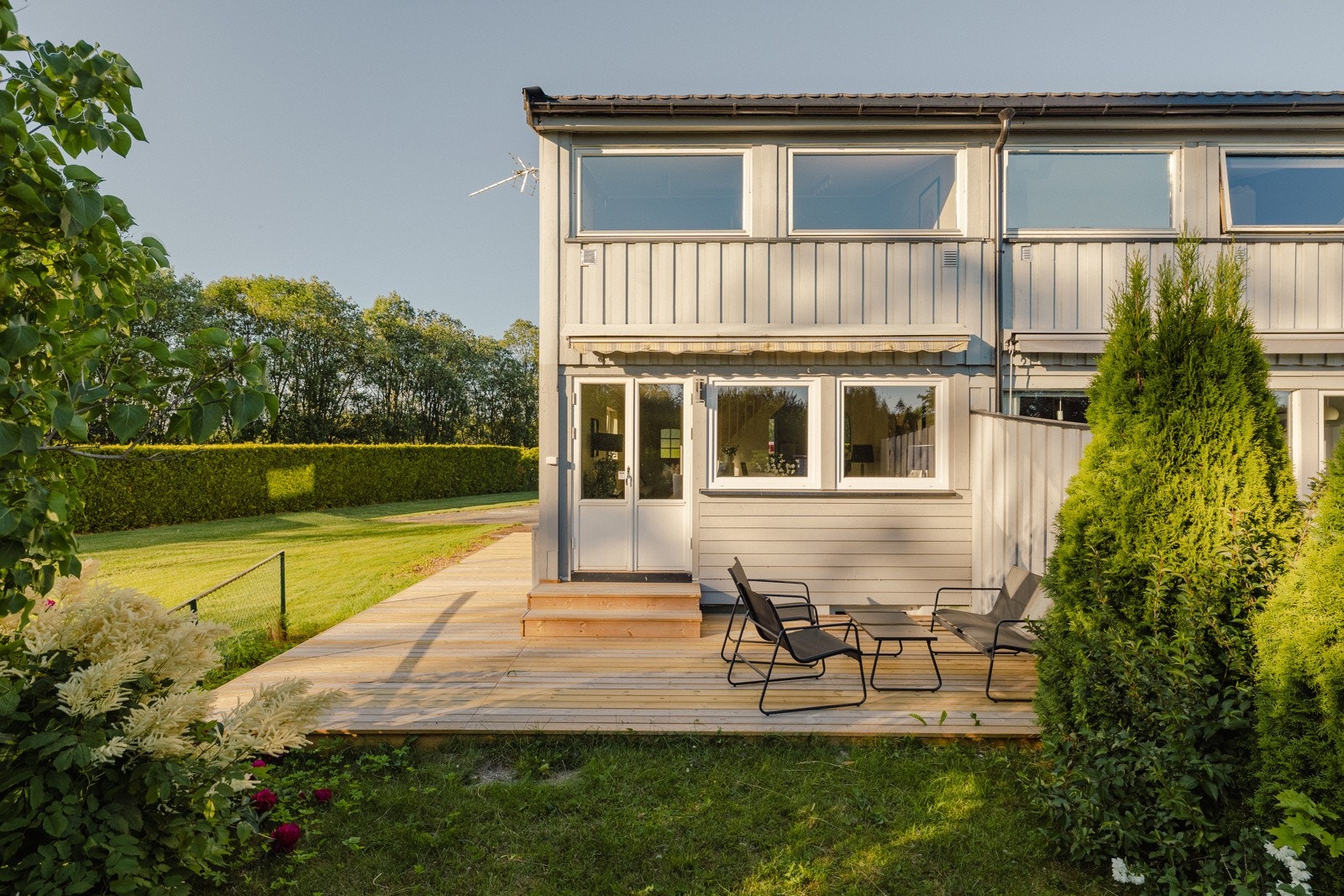 Fra boligen har du tilgang til flotte utendørsarealer, med god plass til forskjellig utendørsmøblement, og har videre tilgang til flotte grøntområder Galleribilde