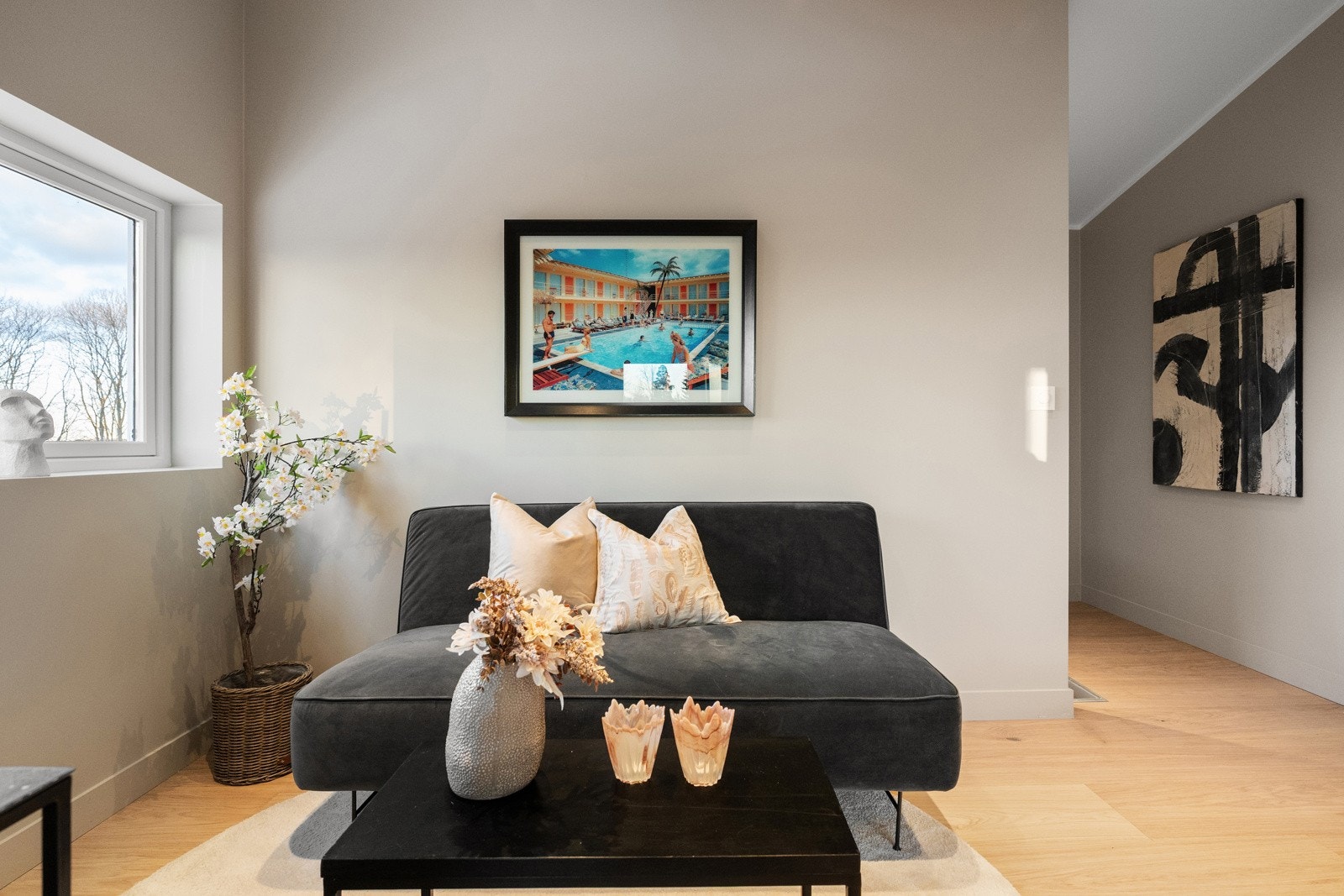 Her blir du møtt med et flott areale mellom soverommene og bad, som gir ekstra boltreplass, enten om det er til ekstra TV-stue eller hjemmekontor Galleribilde