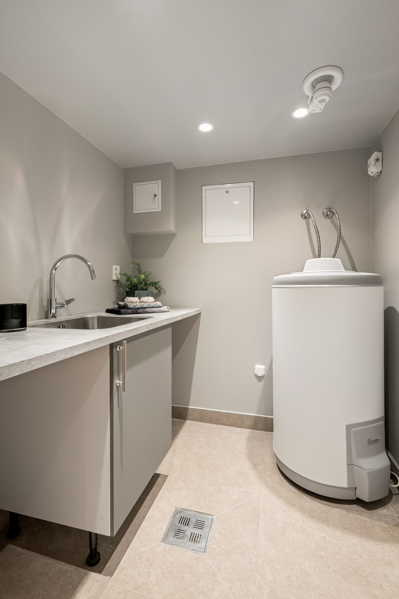 Boligen har et moderne vaskerom som ble fullstendig modernisert i 2025 og fremstår som nytt med gjennomgående høy standard. Galleribilde