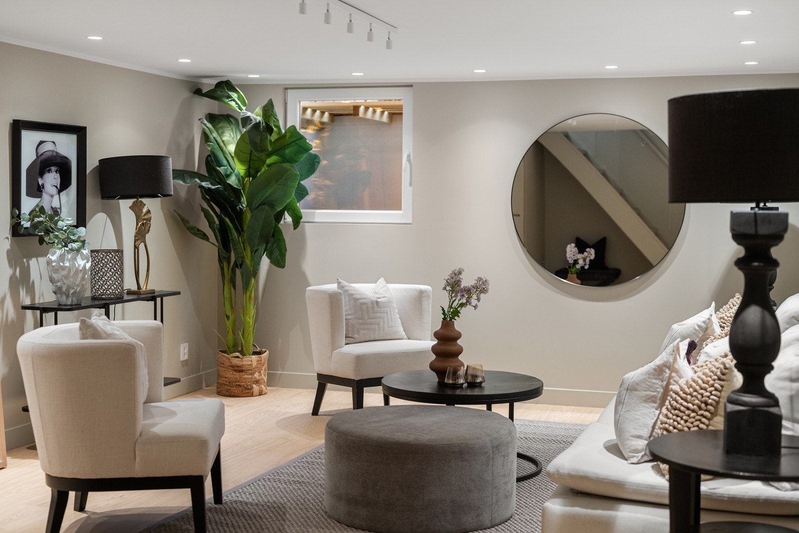 Store veggflater malt i stilrene farger gir rommet et moderne uttrykk, og de innfelte downlightsene i taket sørger for en jevn og god belysning. Galleribilde