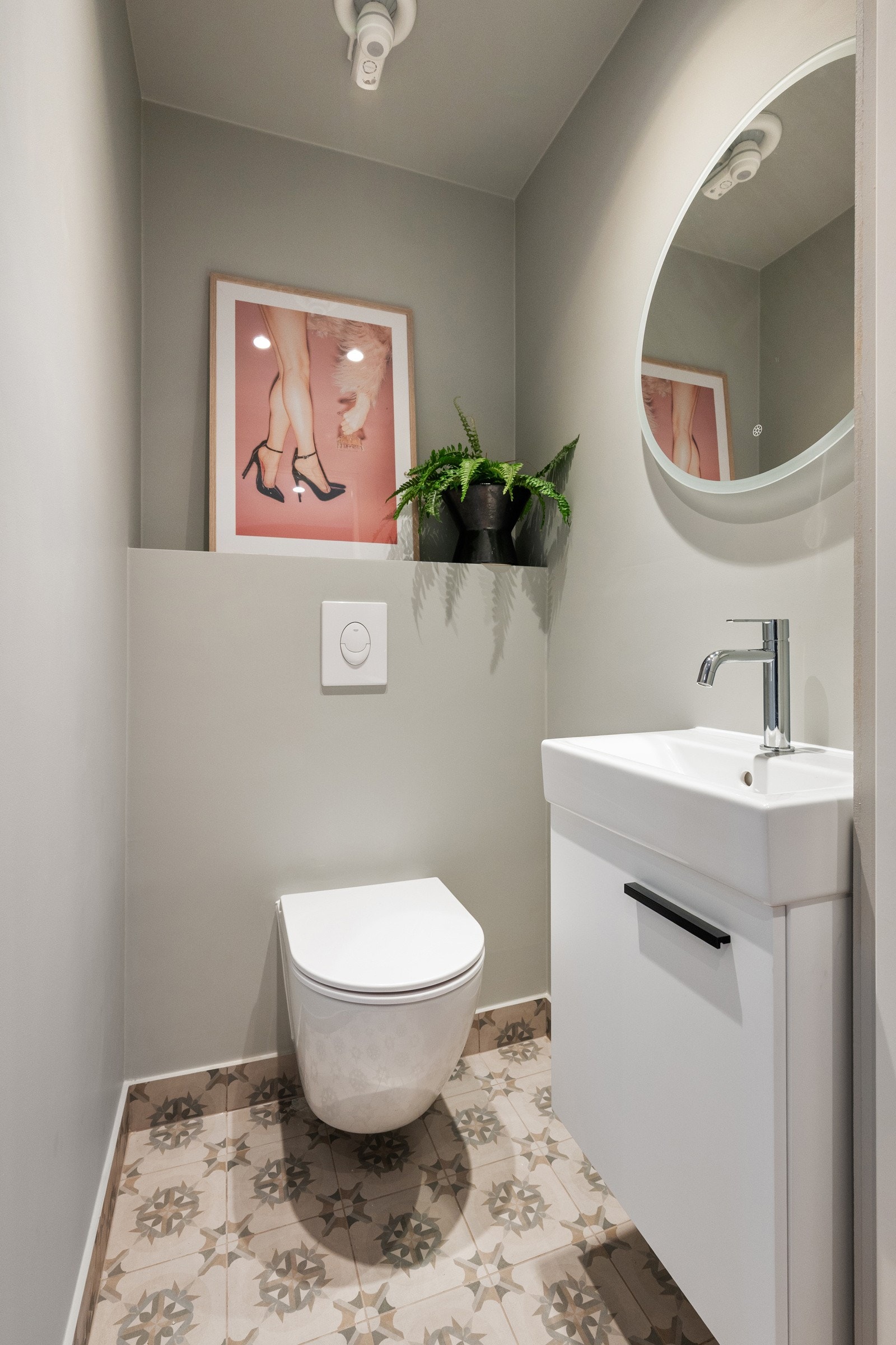 Fra entré har boligen et praktisk toalettrom, med flislagte gulv og glatte malte veggflater. Galleribilde