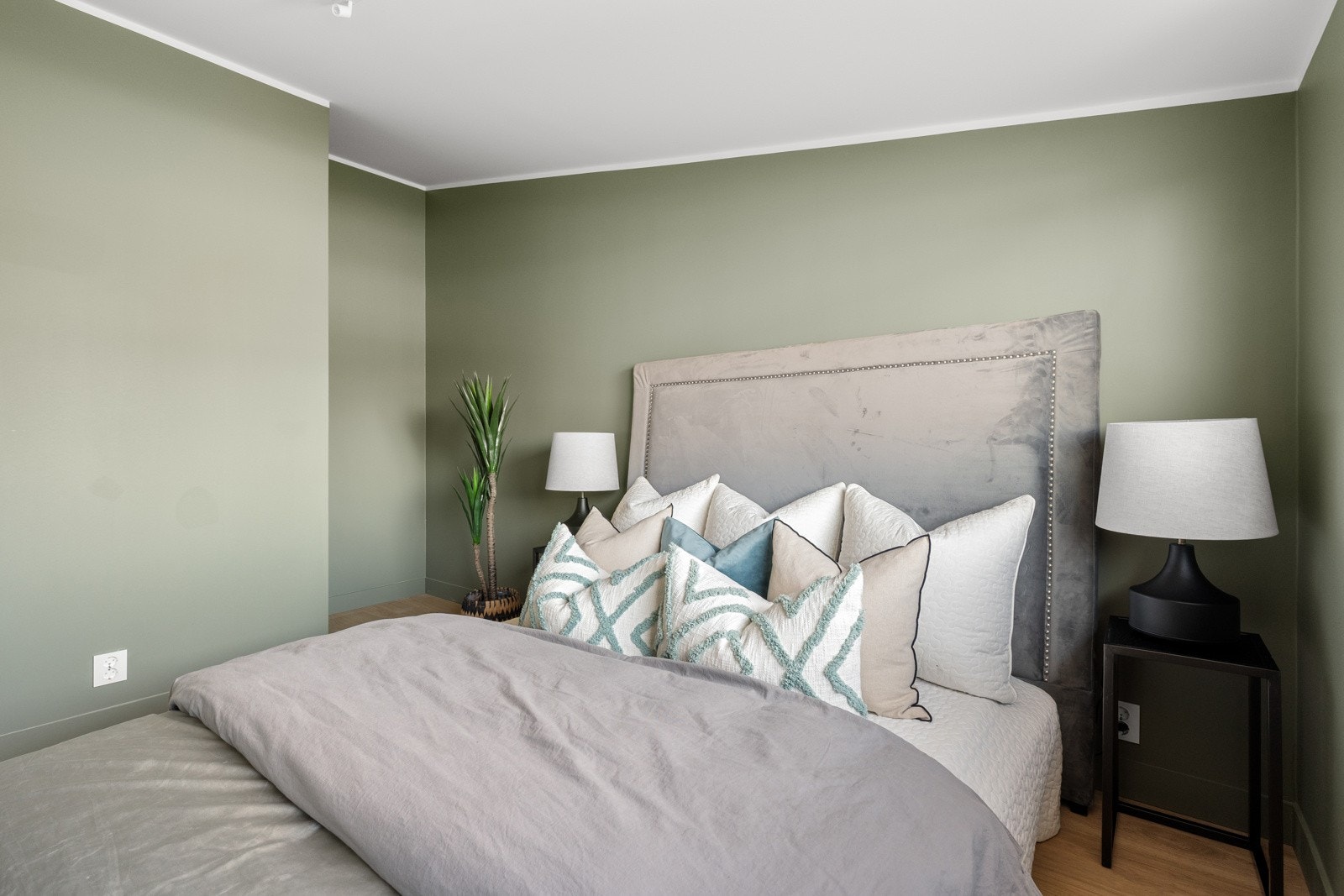 Hovedsoverommet er romslig, med god plass til dobbeltseng, nattbord og øvrig møblering etter behov Galleribilde