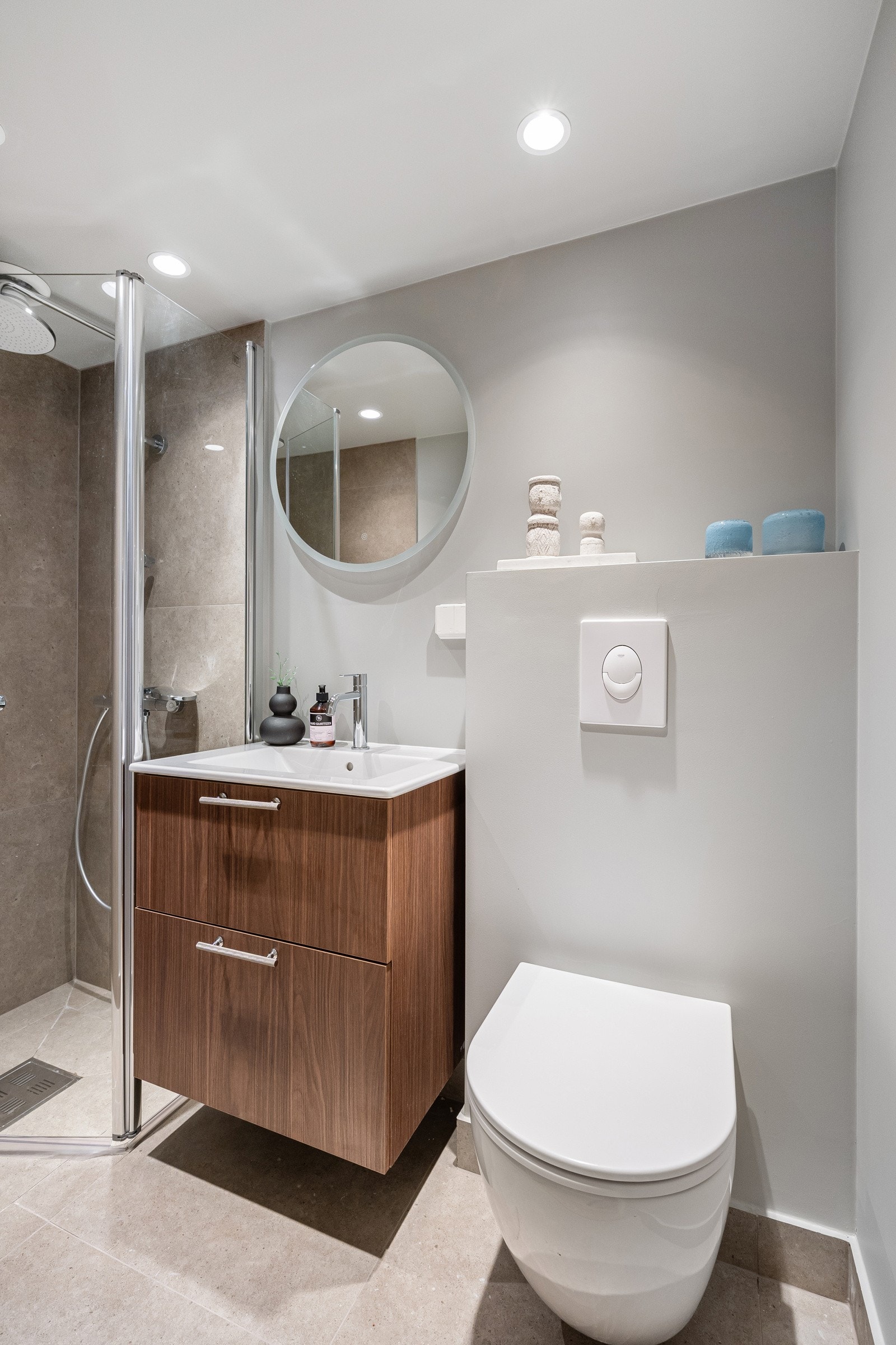 I kjelleretasjen finner du et stilrent og moderne baderom, oppgradert i 2025 Galleribilde