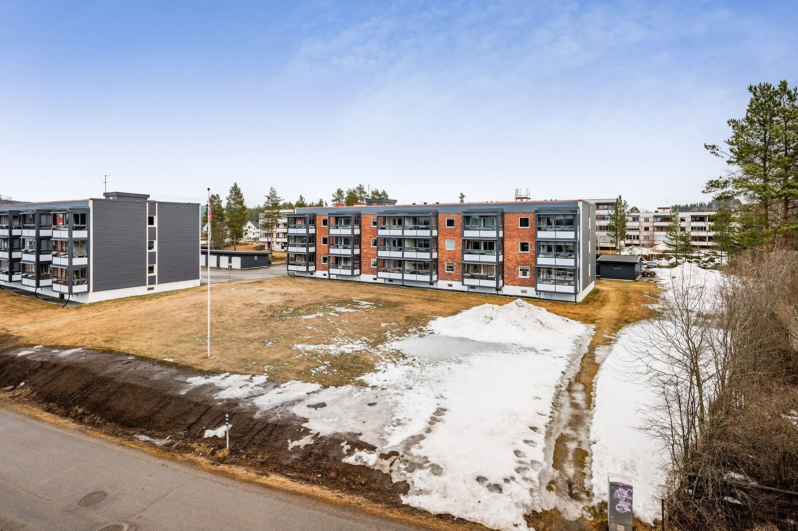 Leiligheten har en fin og sentral beliggenhet i Nordleiret. Her bor du med buss rett utenfor og kun en kort spasertur til Amfi kjøpesenter, samt byliv i sentrum. I tillegg har du fine turområder like ved borettslaget på populære Sagtjernet med badeplass. Galleribilde